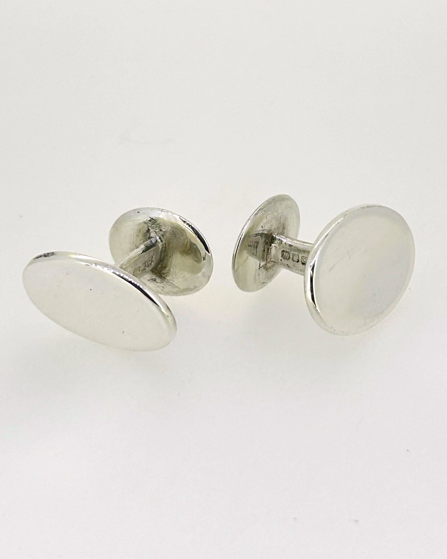 Silver oval cufflinks, A pair of silver oval cufflinks.