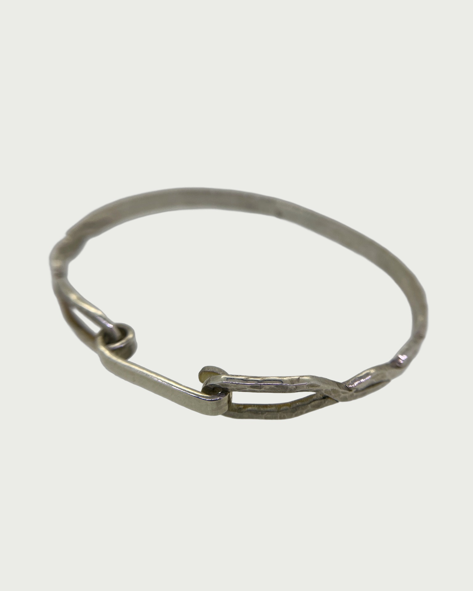 Silver hammered bangle, Weight: 10.9 g.