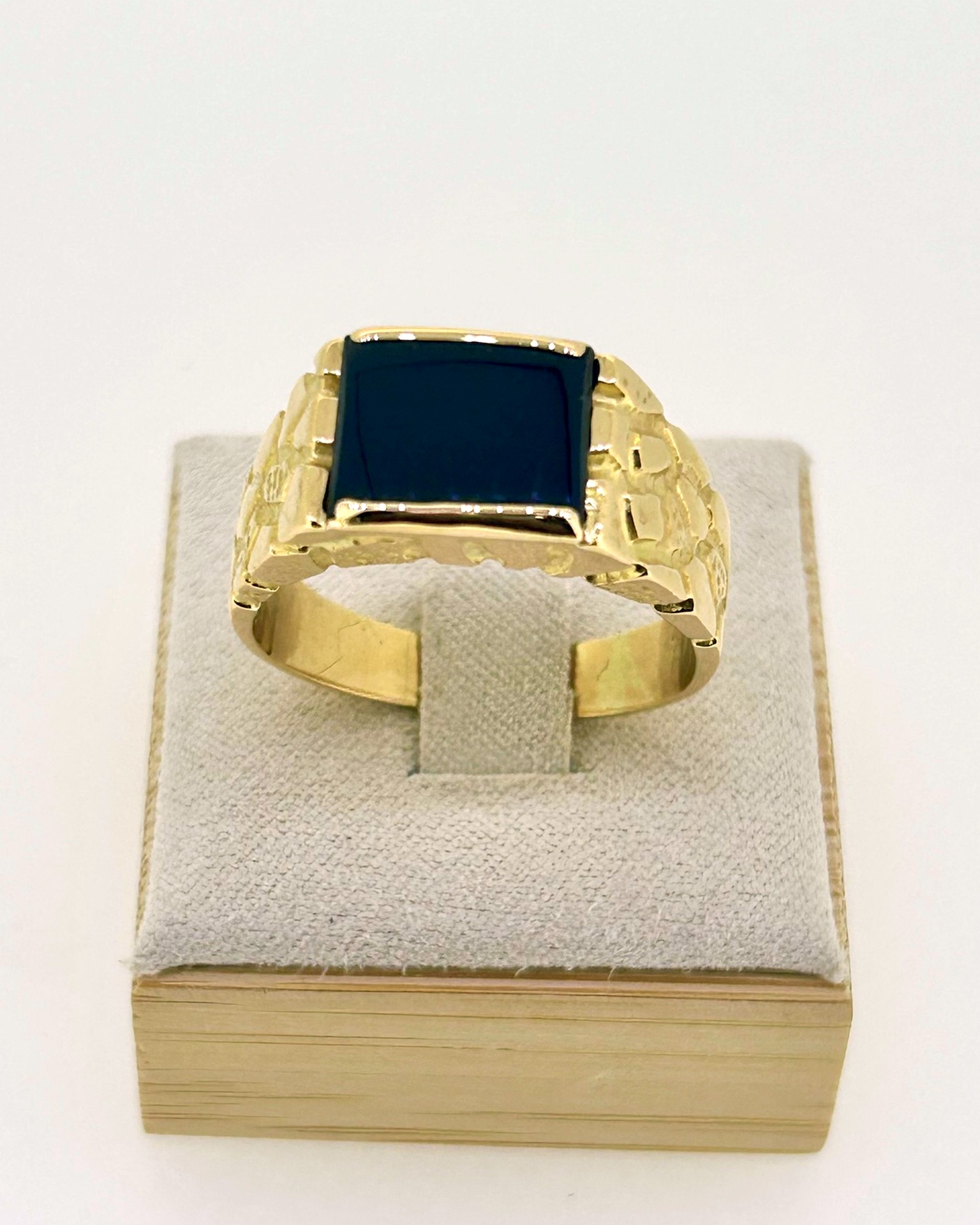18-carat Yellow Gold Onyx Textured Ring, Textured 18-carat Yellow Gold ring with onyx. Weight: 14.3 g.