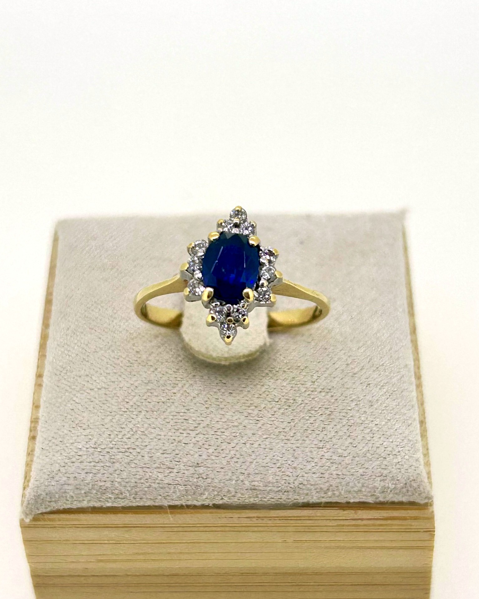 18-carat Yellow Gold Diamond and Sapphire Ring, A yellow gold ring with a sapphire and diamond cluster.