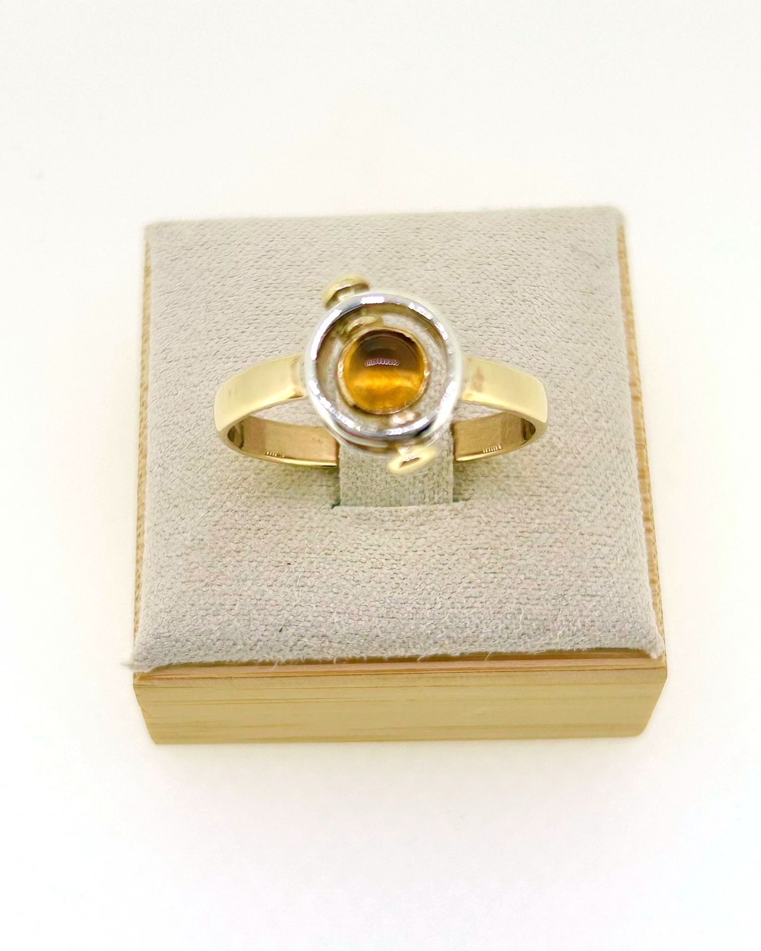 9-carat Yellow Gold and Silver Citrine Orbit Ring, Orbit design with citrine. Weight: 3.1 g.