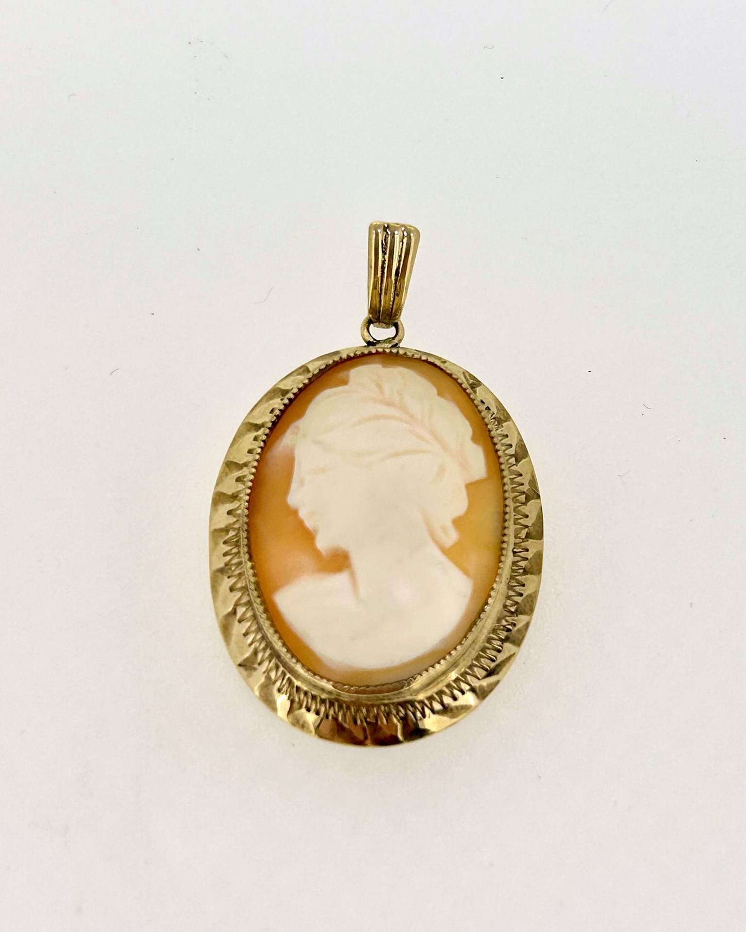 9-carat Yellow Gold Shell Cameo Pendant, Oval shell cameo pendant in Yellow Gold.