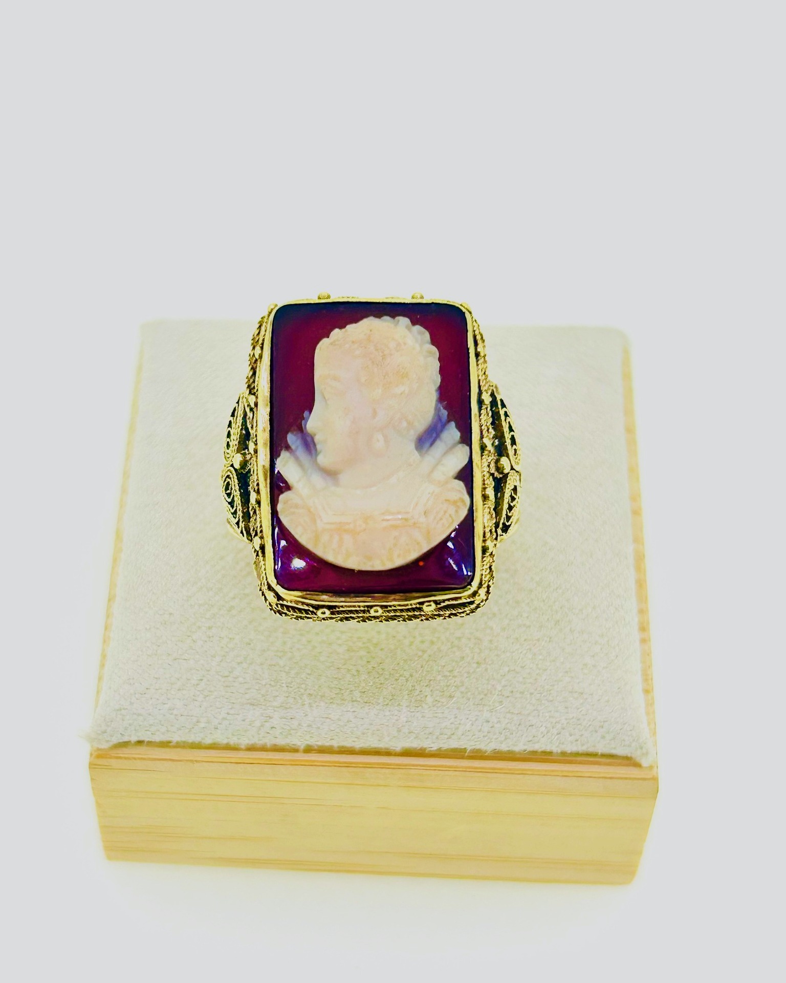 14-carat Yellow Gold Carnelian Cameo Ring, Hardstone banded carnelian cameo ring in Yellow Gold.