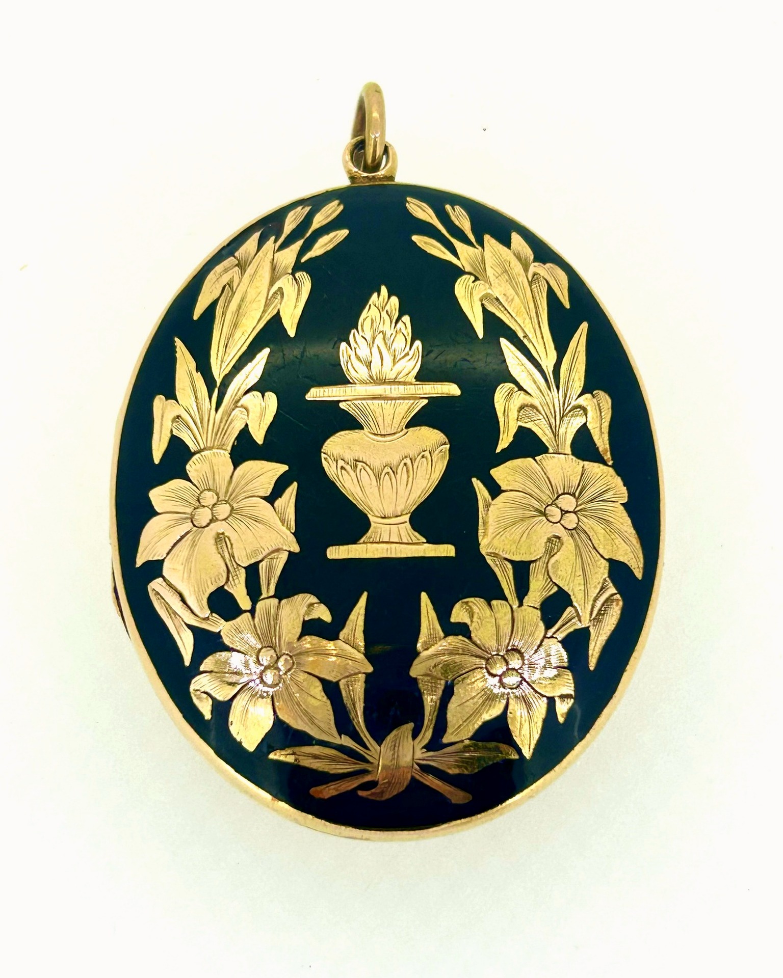 18-carat rose gold and enamel Victorian locket, Oval locket with floral enamel decoration. 40 x 33 mm.