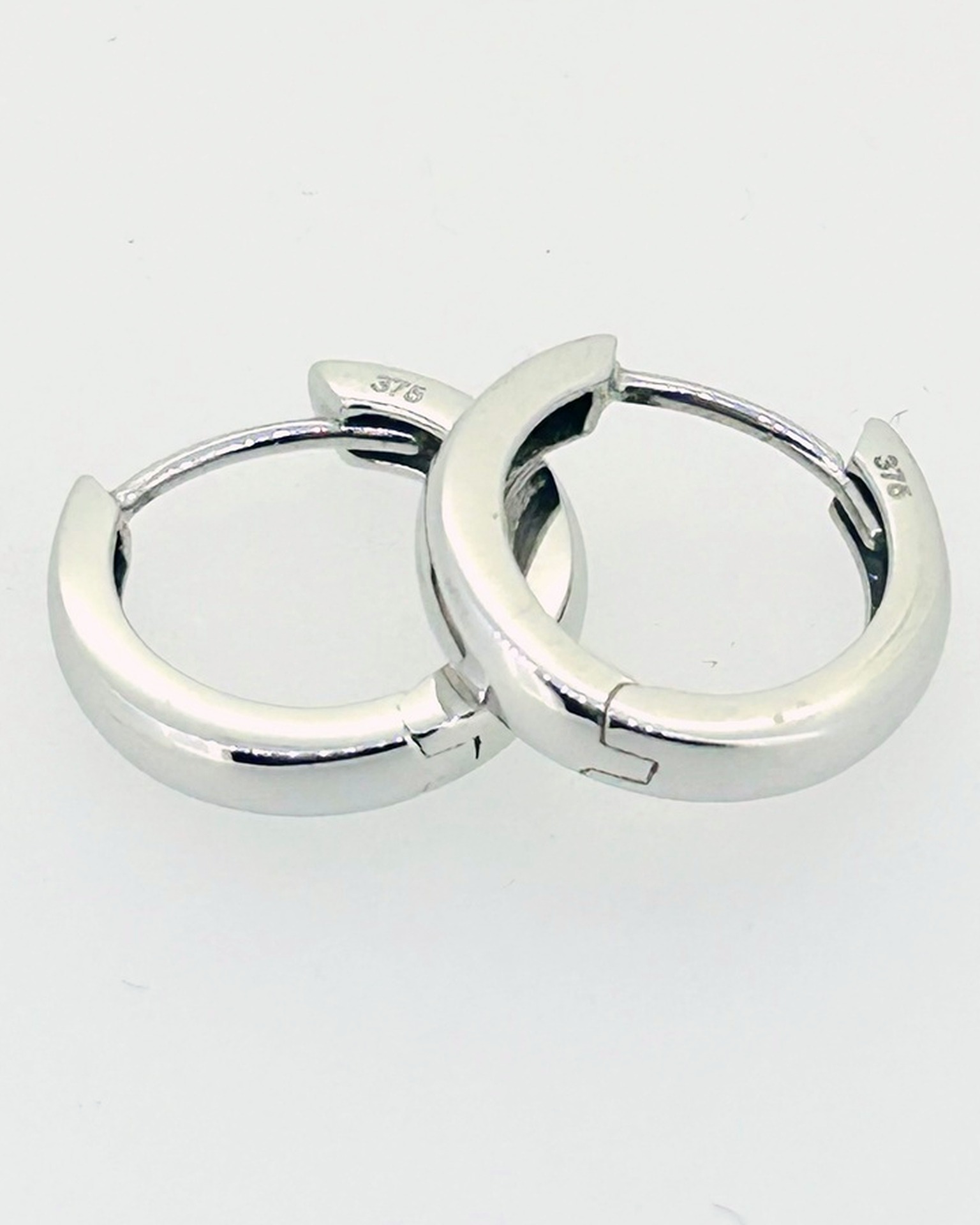 9-carat White Gold Plain Huggie Earrings, Plain huggie earrings in white gold. 10 x 2.6 mm. Weight: 2 g.