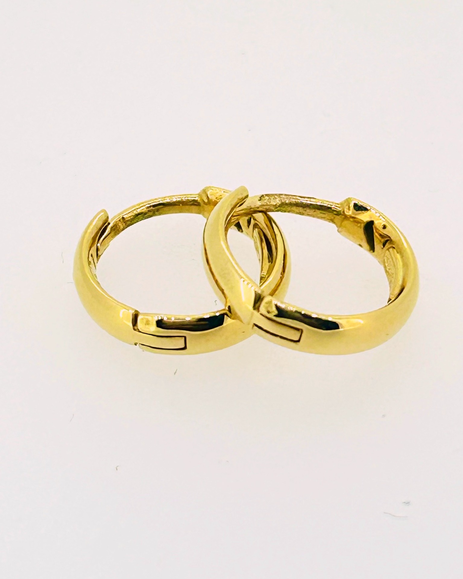 18-carat Yellow Gold Rounded Huggie Earrings, 10 x 2.9 mm rounded huggies.