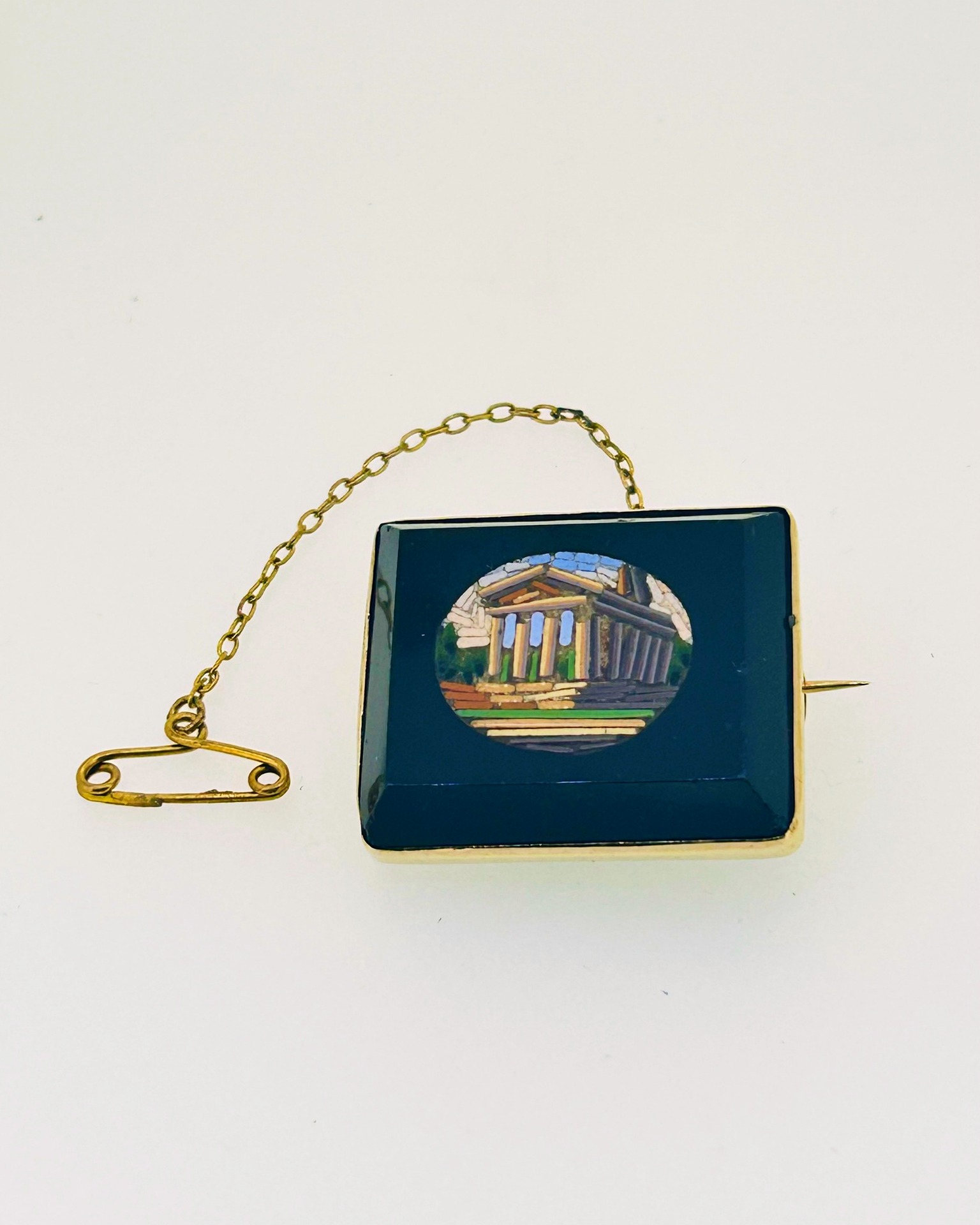 9-carat Yellow Gold Antique Micro Mosaic Brooch, Antique micro mosaic brooch, 26 x 21 mm.