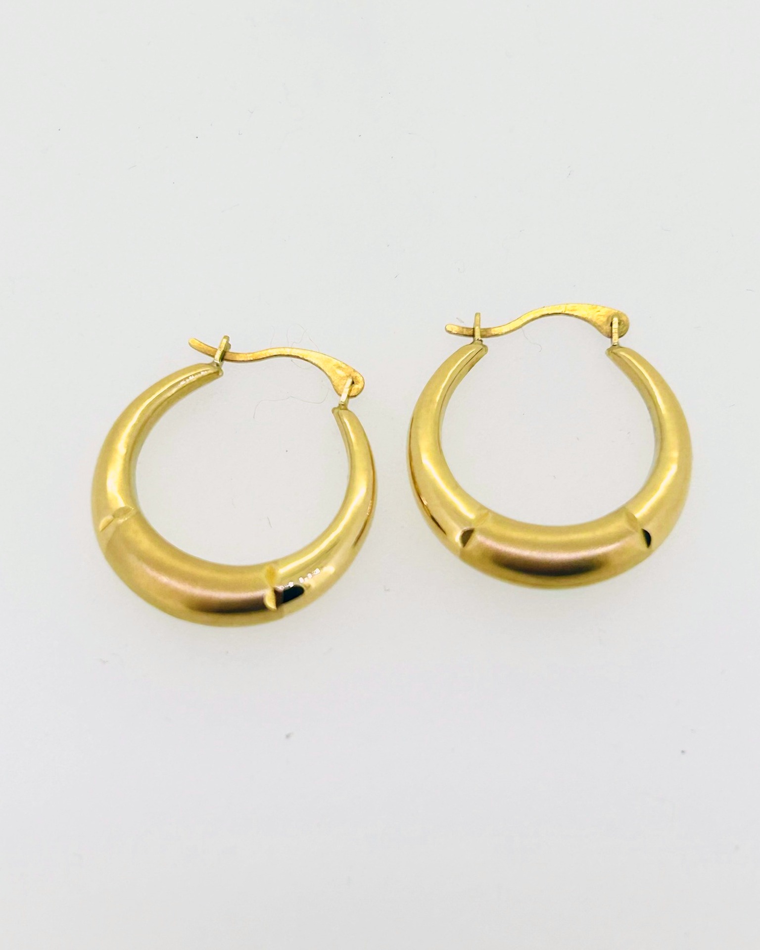 9-carat Yellow Gold Brushed and Shiny Hoop Earrings, Brushed and shiny finish hoop earrings. Weight: 1.5 g.