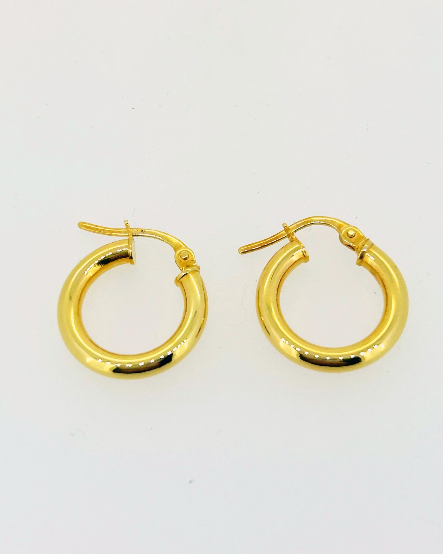 18-carat Yellow Gold Tubular Hoop Earrings, 10 x 2.5 mm tubular hoops in Yellow Gold.