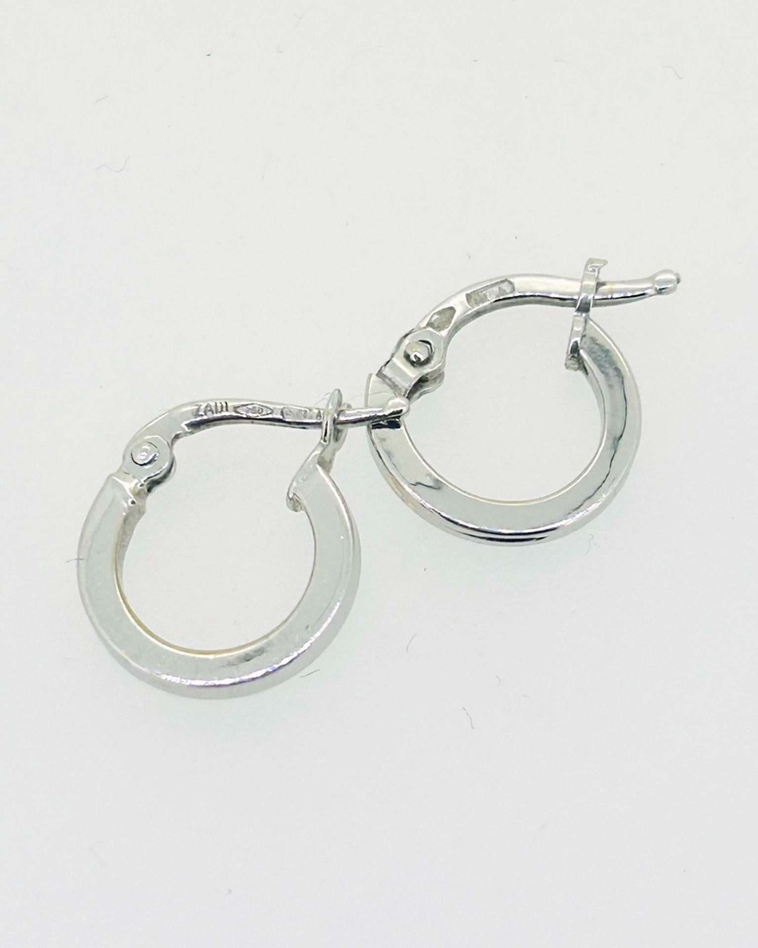 18-carat White Gold 6 mm Plain Hoop Earrings, Plain hinged hoop earrings in white gold.