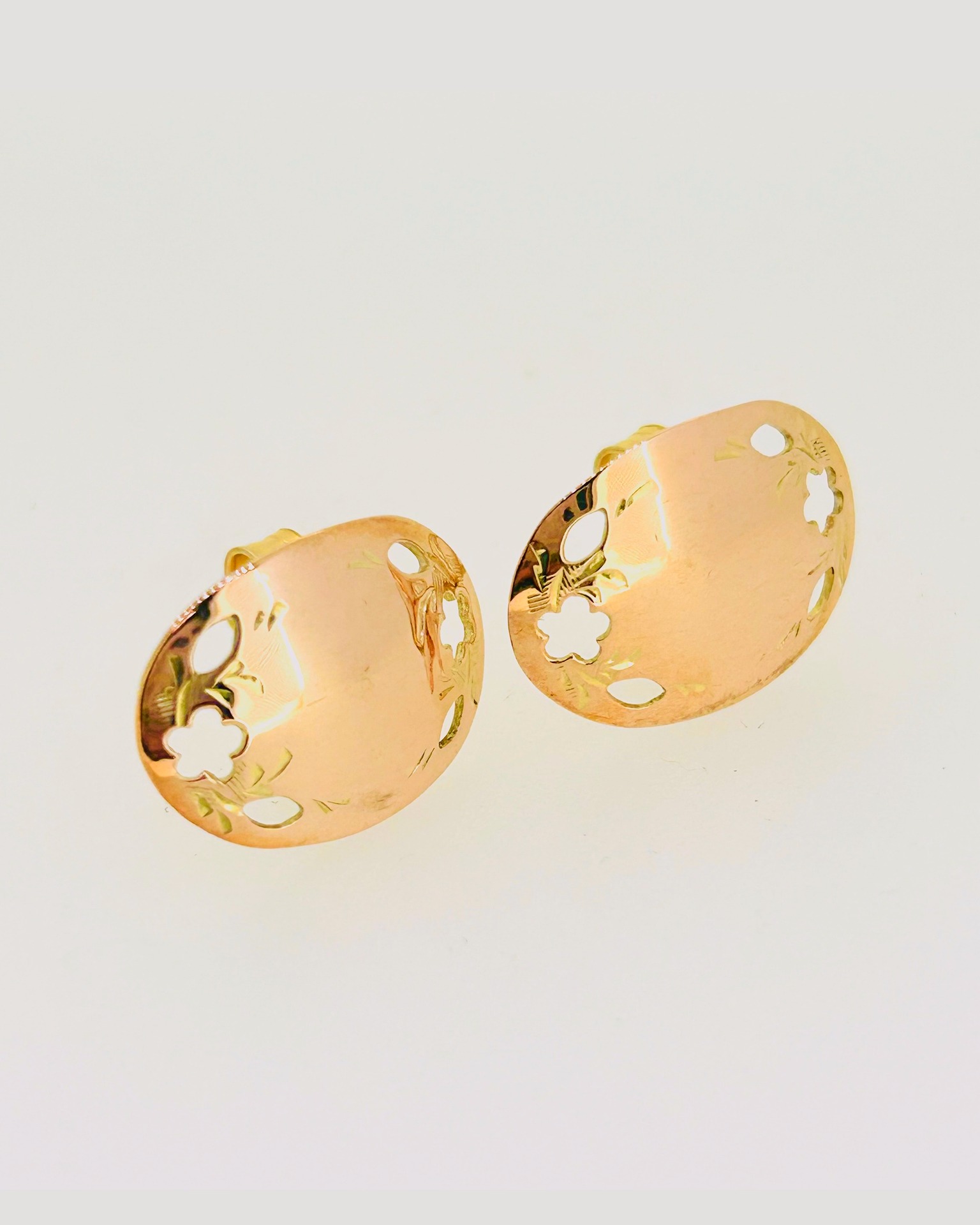 9-carat Rose Gold Yellow Gold Oval Disc Stud Earrings, Oval disc stud earrings with cut-out floral details. Weight: 2.9 g.