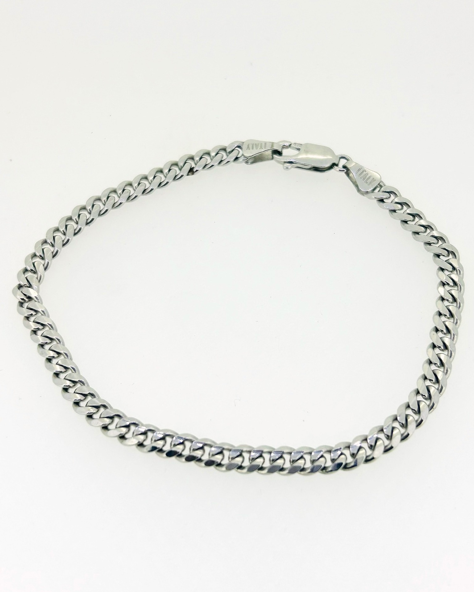 9-carat White Gold 4.2 mm Curb Bracelet, Diamond cut curb bracelet. Weight: 8.3 g.