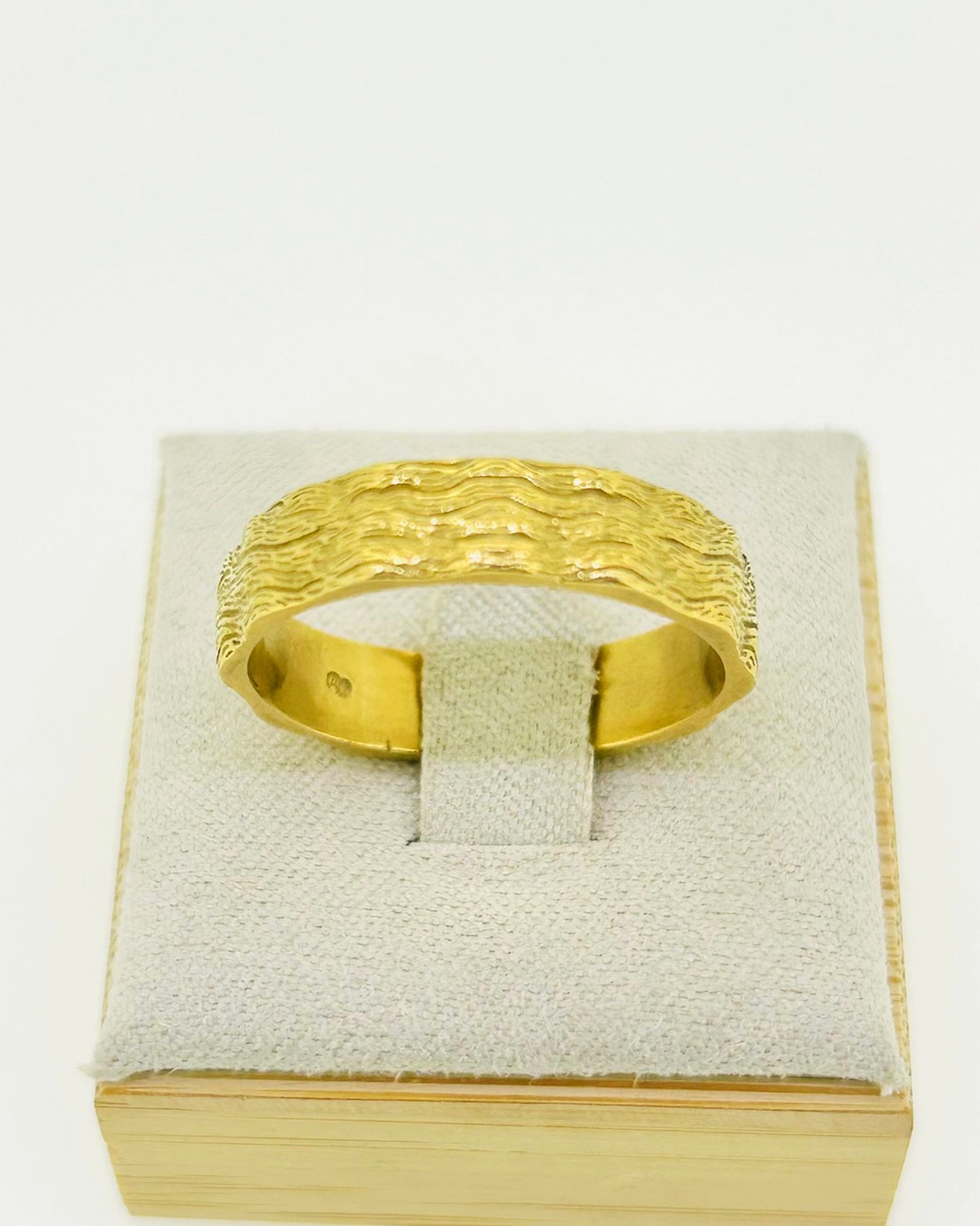 18-carat Yellow Gold Bark Texture Wedder, Bark texture wedder in 18-carat Yellow Gold. Weight: 8.9 g.