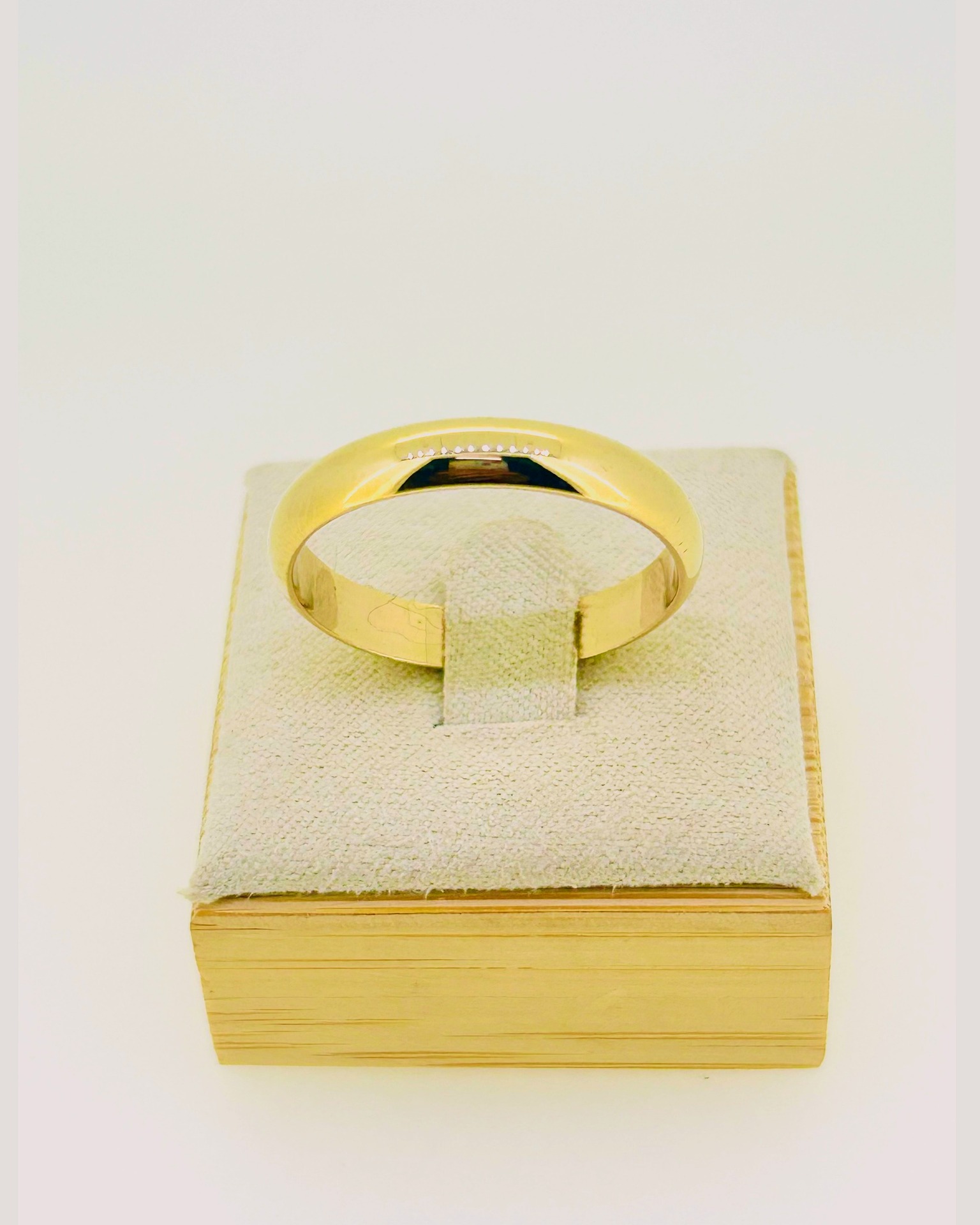 9-carat Yellow Gold Large Wedding Ring, Weight: 4.6 g.