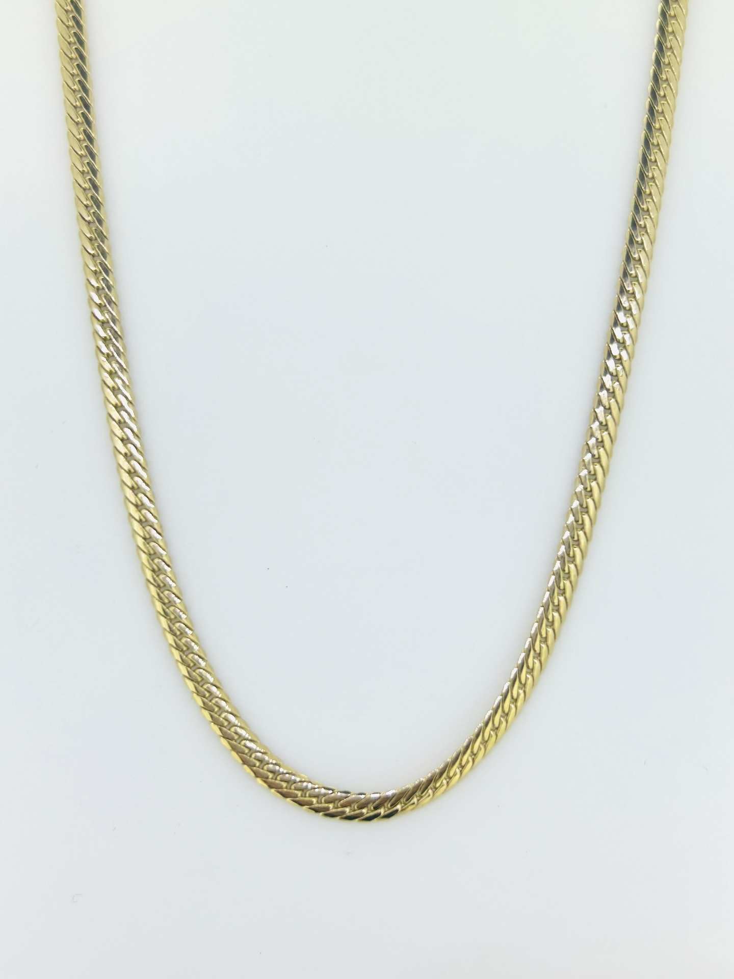 9-carat Yellow Gold Flat Curb Chain 47 cm, Flat curb chain in yellow gold. Weight: 8.3 g.