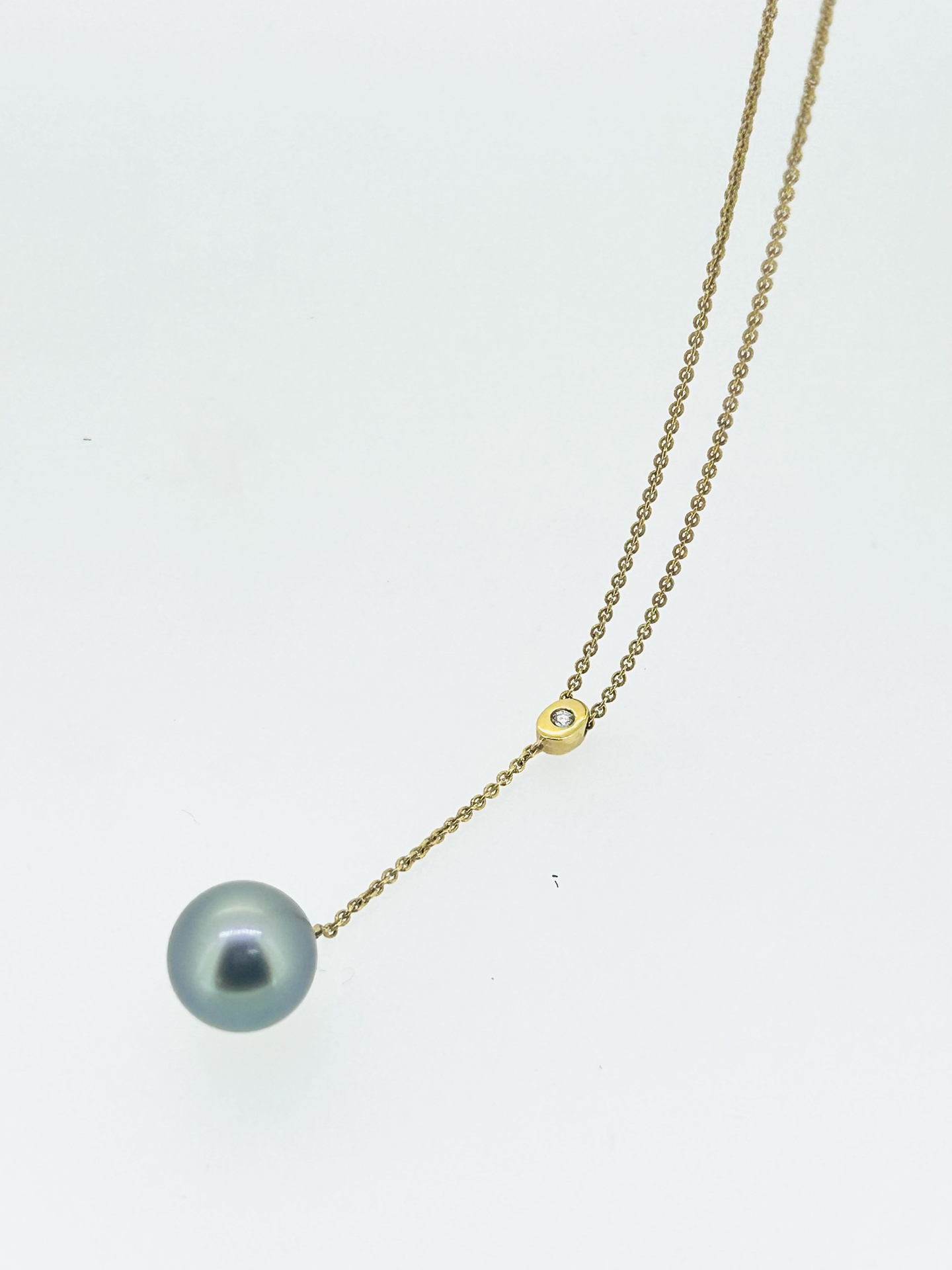 18-carat Yellow Gold 50 cm trace pearl necklace, Trace chain with pearl and .02 pt diamond detail.