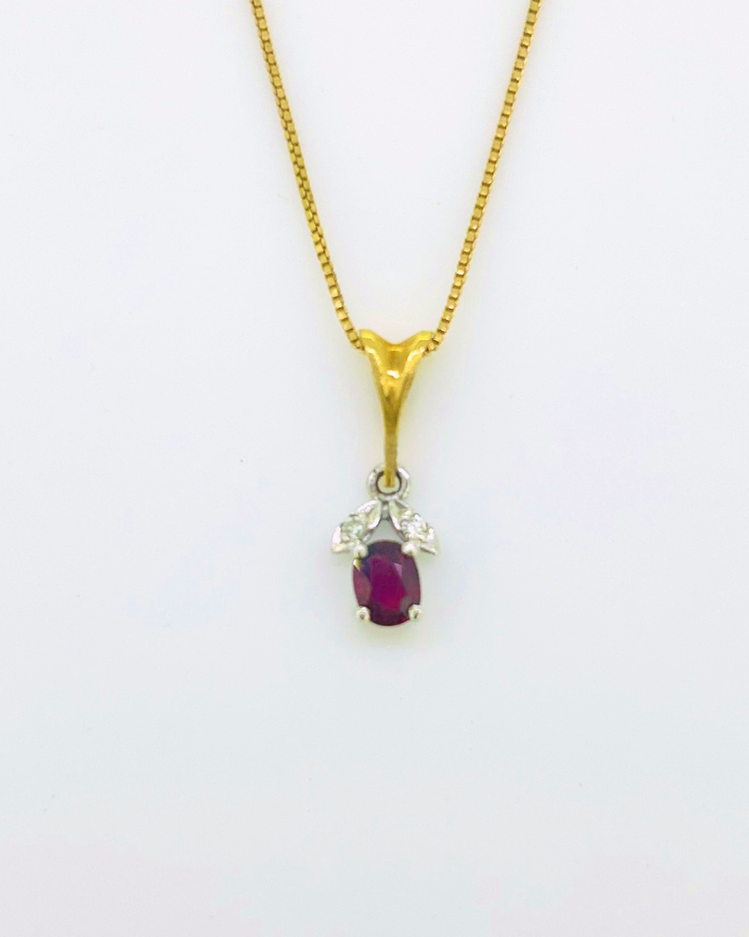 18-carat Yellow Gold Fine Box Chain Ruby Pendant, 44 cm chain with ruby and diamond pendant.