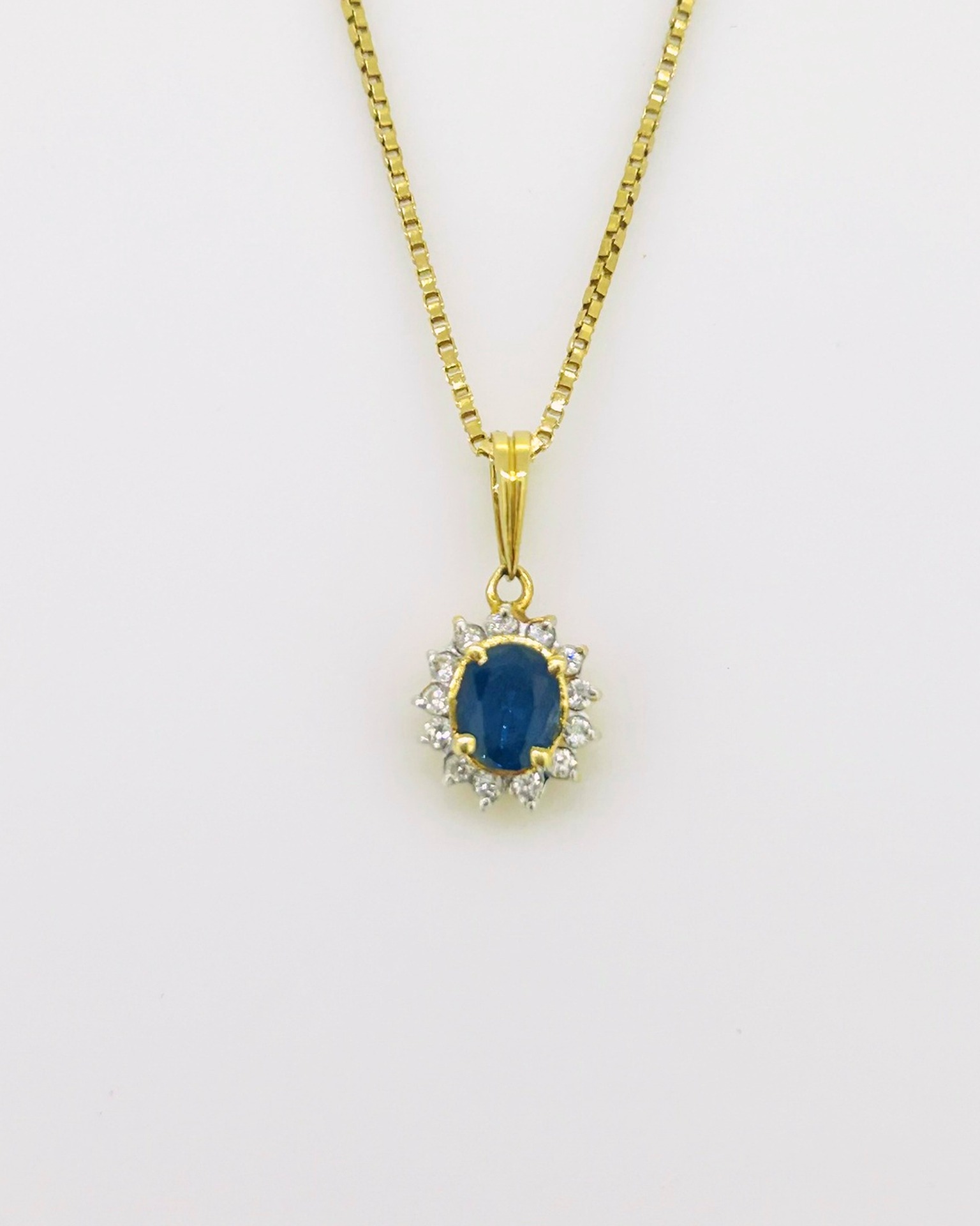 18-carat Yellow Gold Box Chain with Pendant, 50 cm box chain with diamond and sapphire pendant.