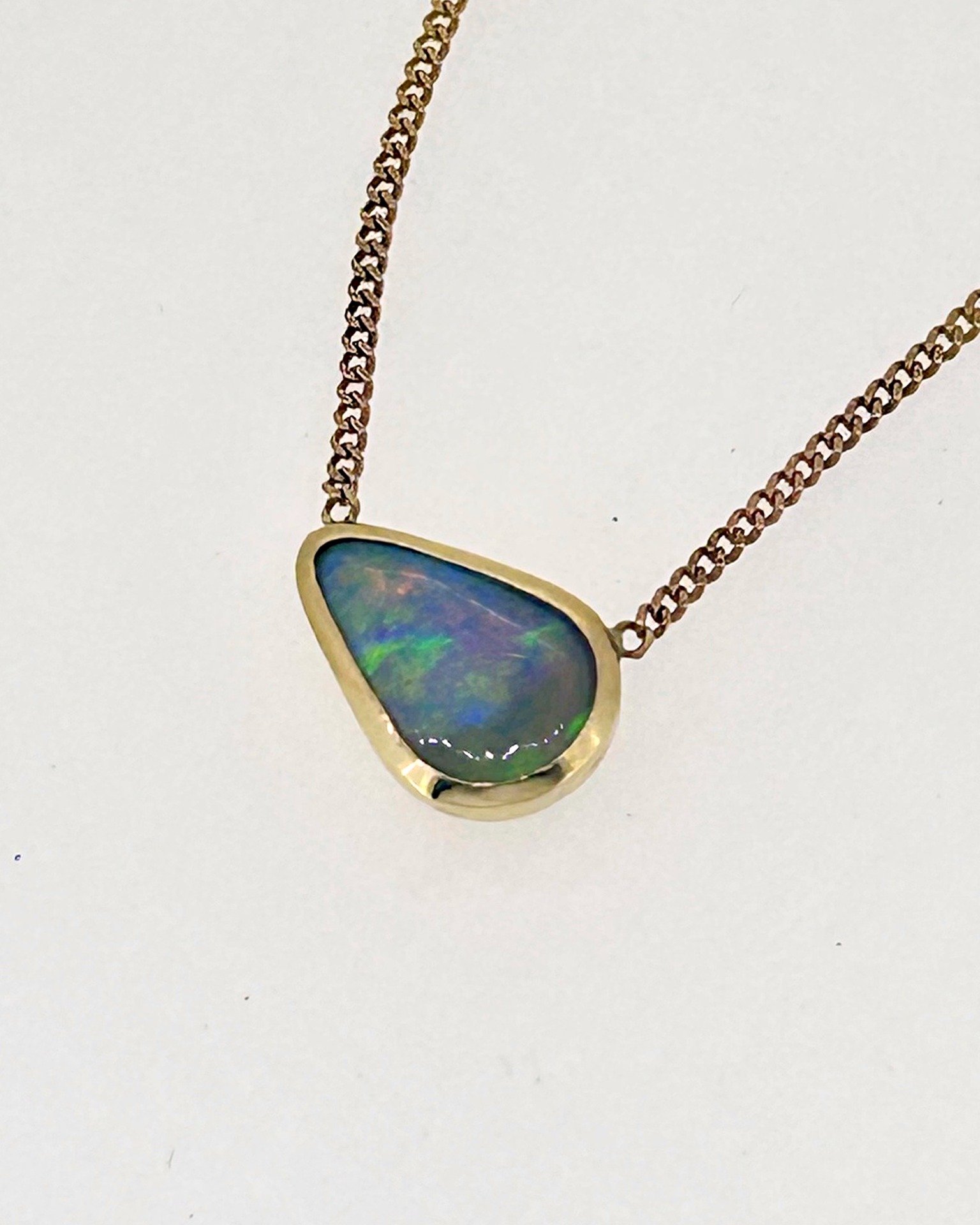 9-carat Yellow Gold Curb Chain Opal Pendant, 44 cm, A teardrop opal pendant on a curb chain. 44 cm.