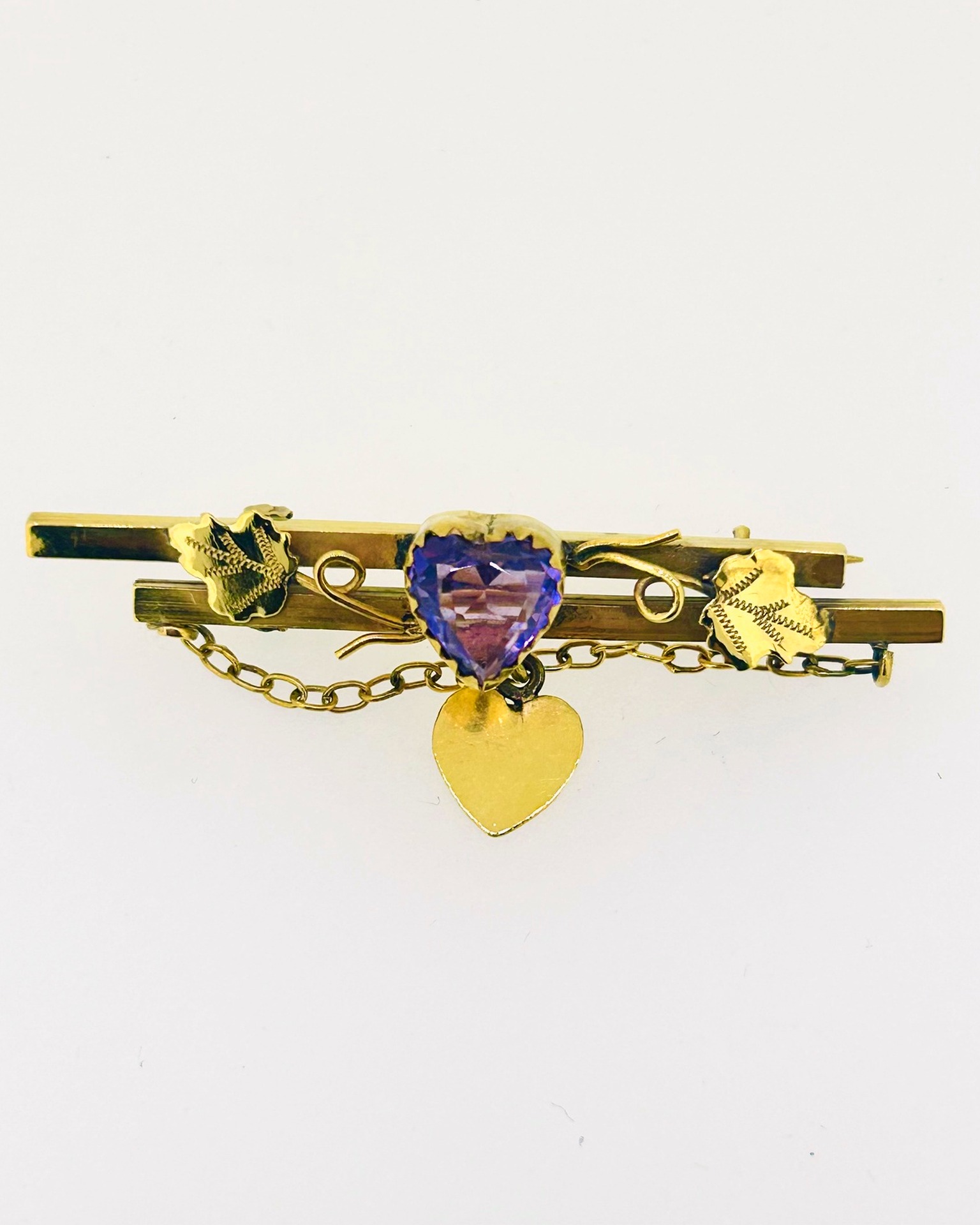 9-carat heart-shaped amethyst antique bar brooch, Antique bar brooch with a heart-shaped amethyst centre.