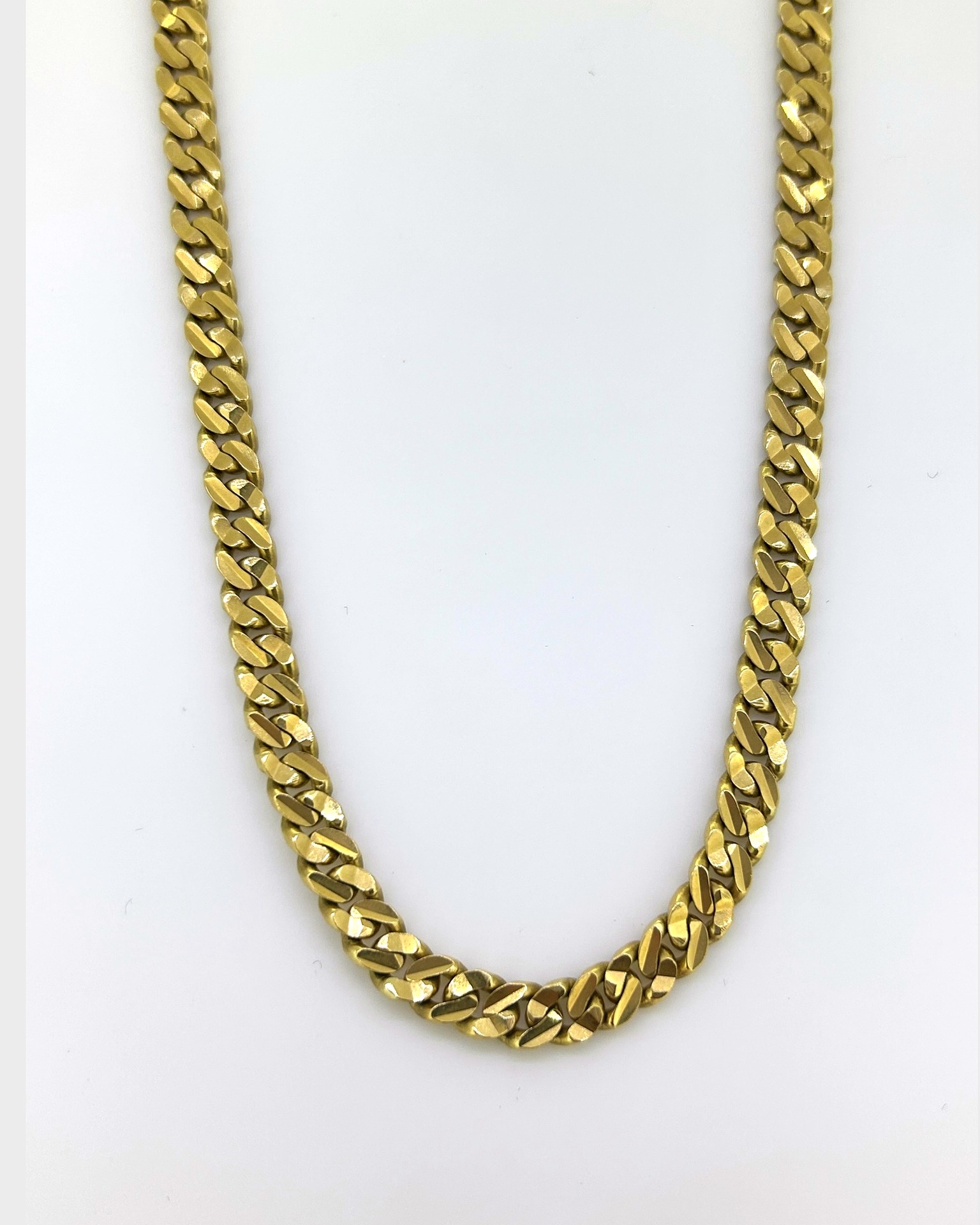 18-carat Yellow Gold Diamond Cut Curb Chain 50 cm, Diamond cut curb chain in 18-carat Yellow Gold. Weight: 40.6 g.