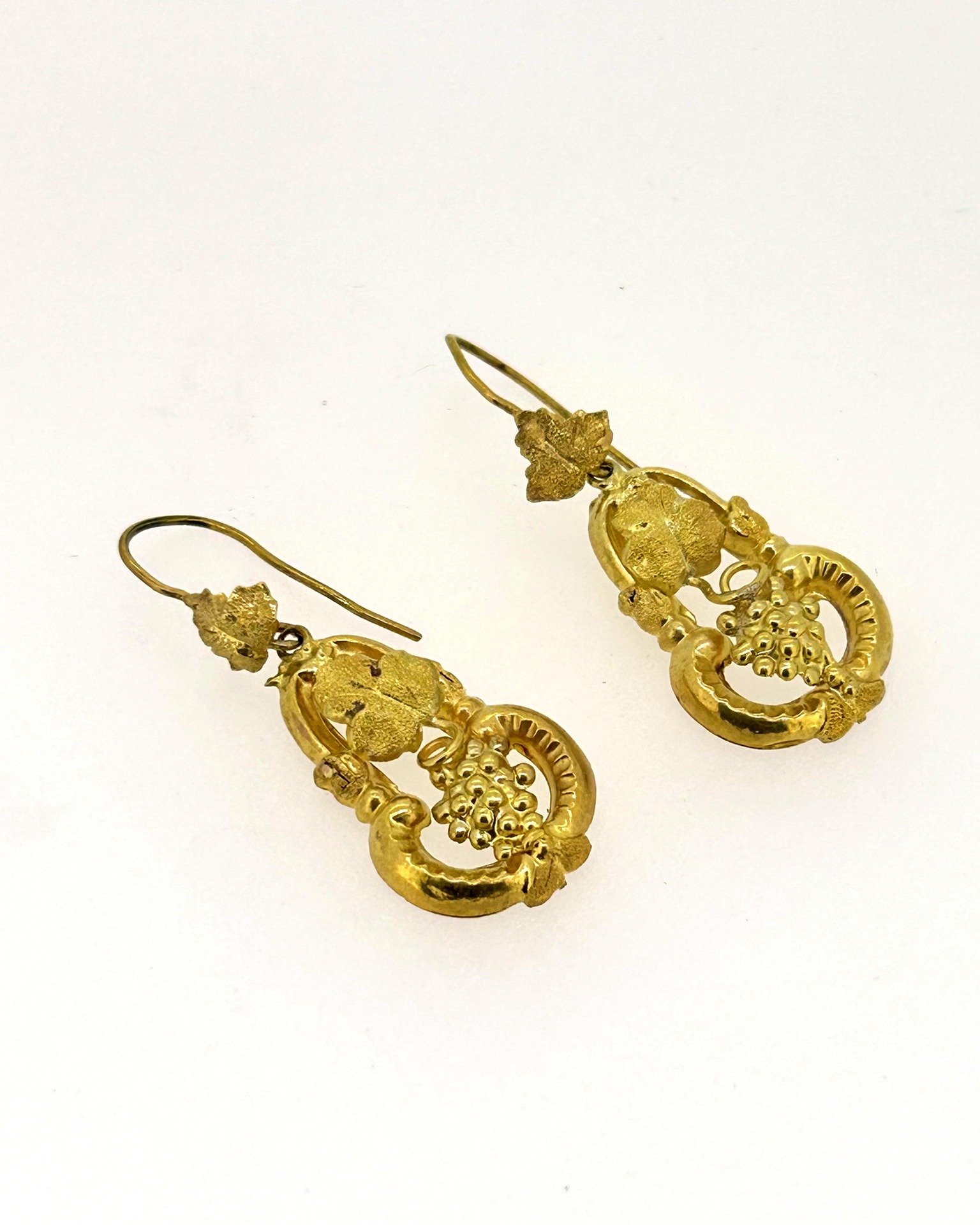 18-carat Yellow Gold Antique Victorian Drop Earrings, Antique Victorian drop earrings in yellow gold. Elegant floral detailing.