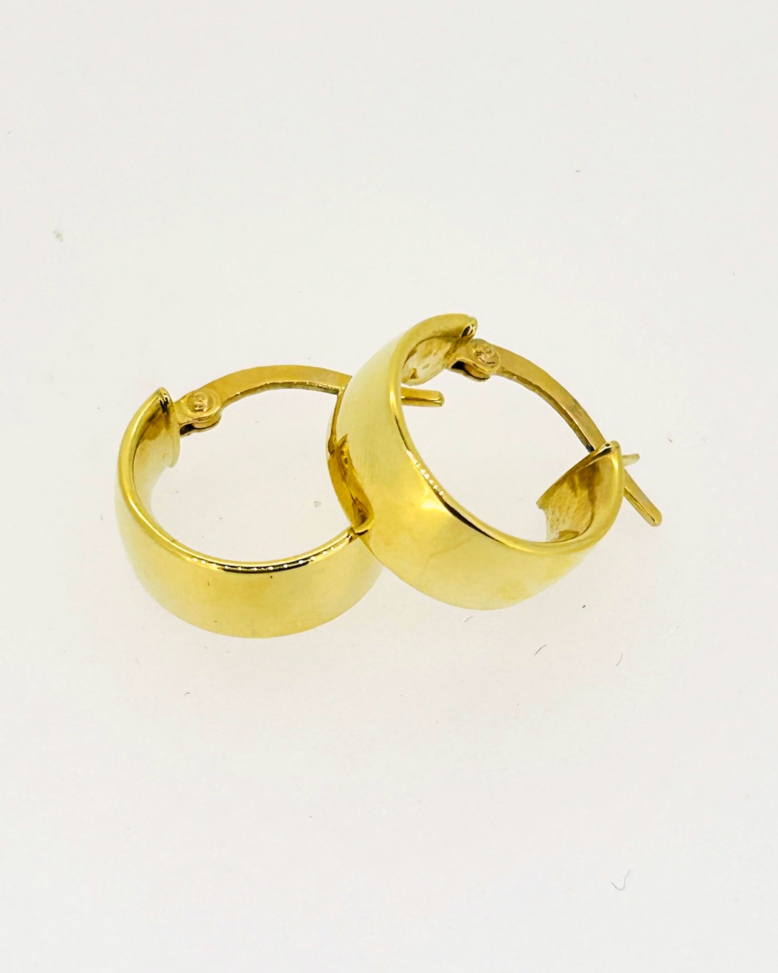 18-carat Yellow Gold 10 x 5.8 mm Plain Hoop Earrings, A pair of plain hoop earrings in Yellow Gold. 10 x 5.8 mm.