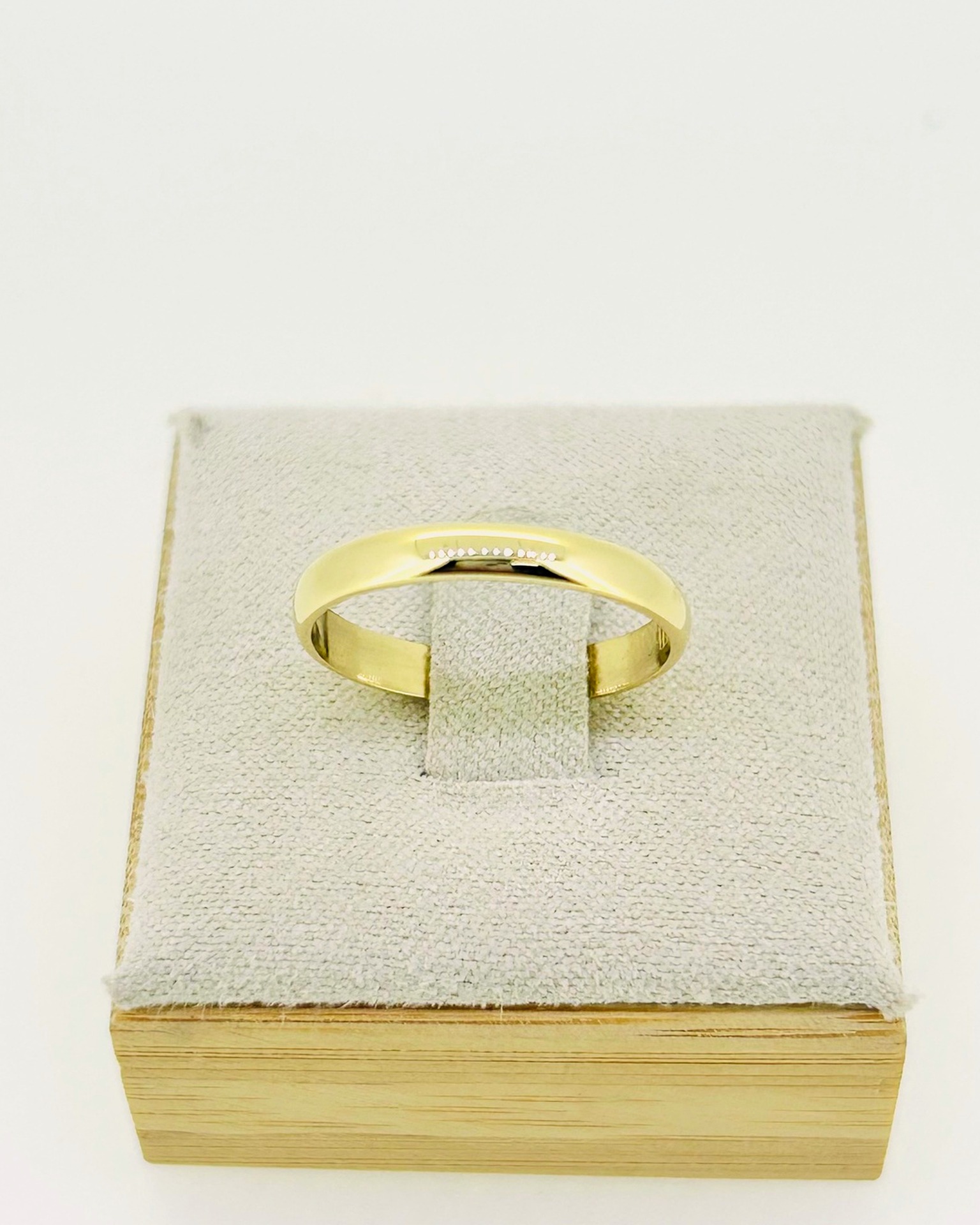 18-carat Yellow Gold Wedding Band, A polished yellow gold wedder ring. Weight: 2.2 g.