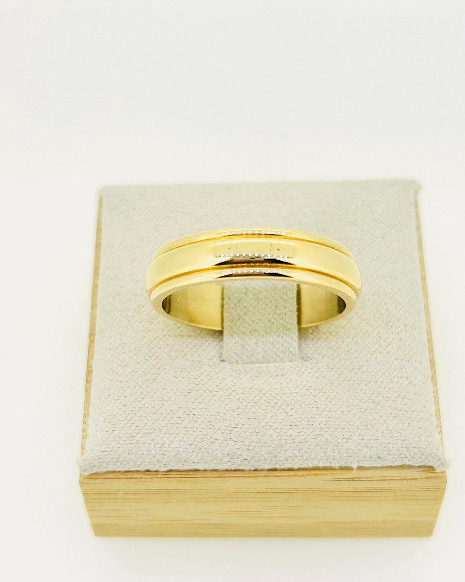 18-carat Yellow Gold Ring, Polished yellow gold ring with a two-tone style. Weight: 6.8 g.