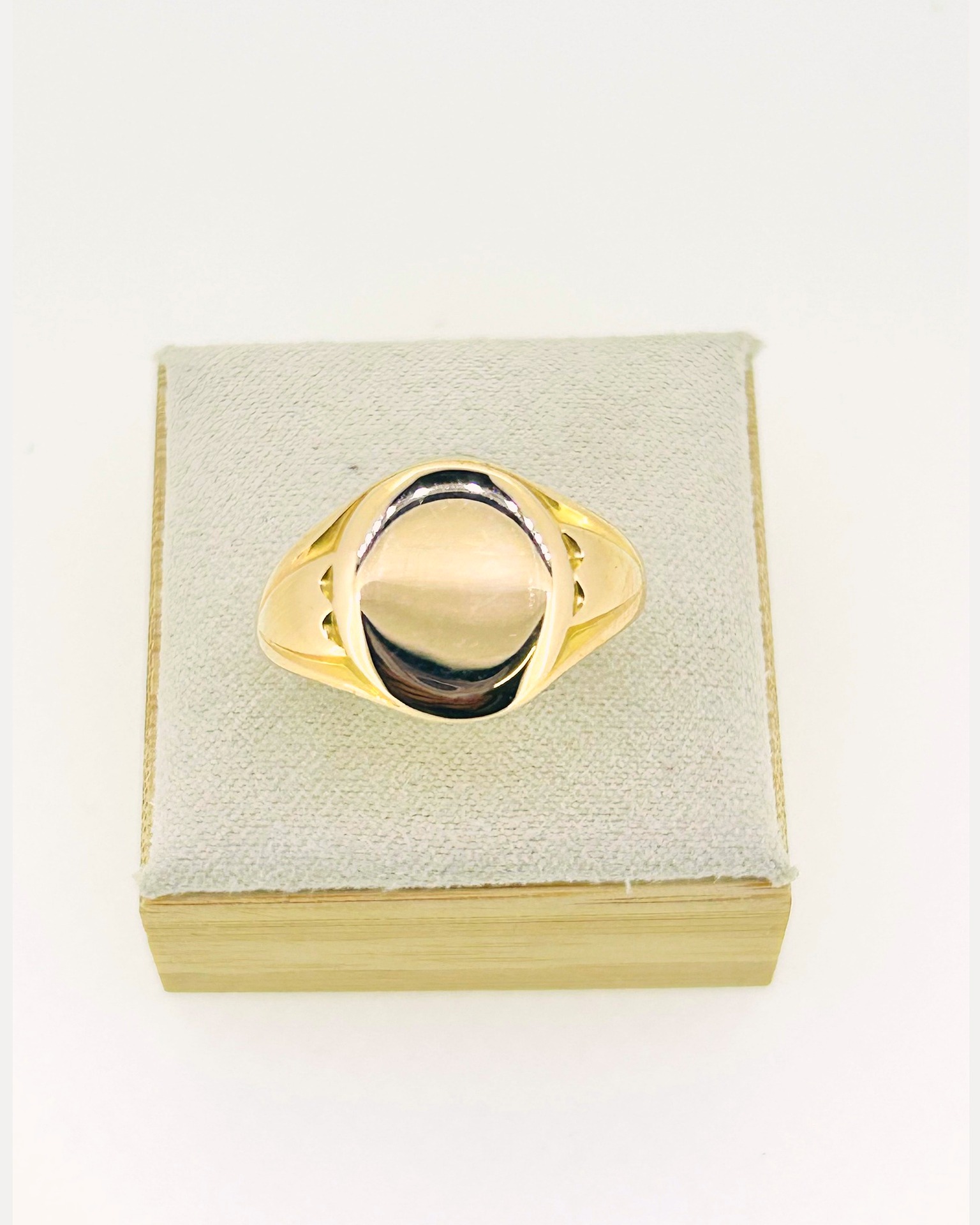 18-carat Yellow Gold Large Signet Ring, Large signet ring in 18-carat Yellow Gold. Weight: 6.3 g.