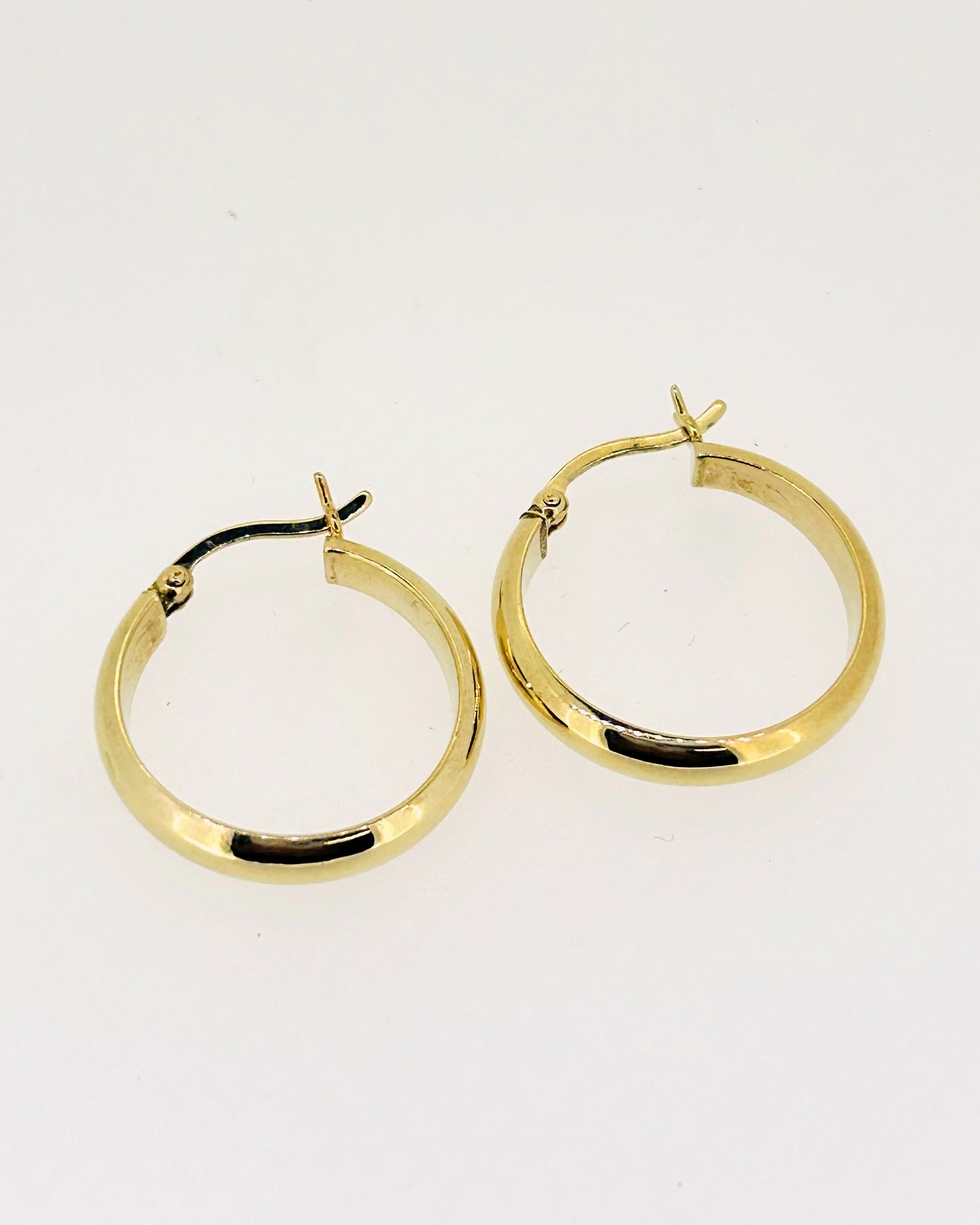 9-carat Yellow Gold Half-Round Hoop Earrings, Half-round hoop earrings in yellow gold. Weight: 1.8 g.