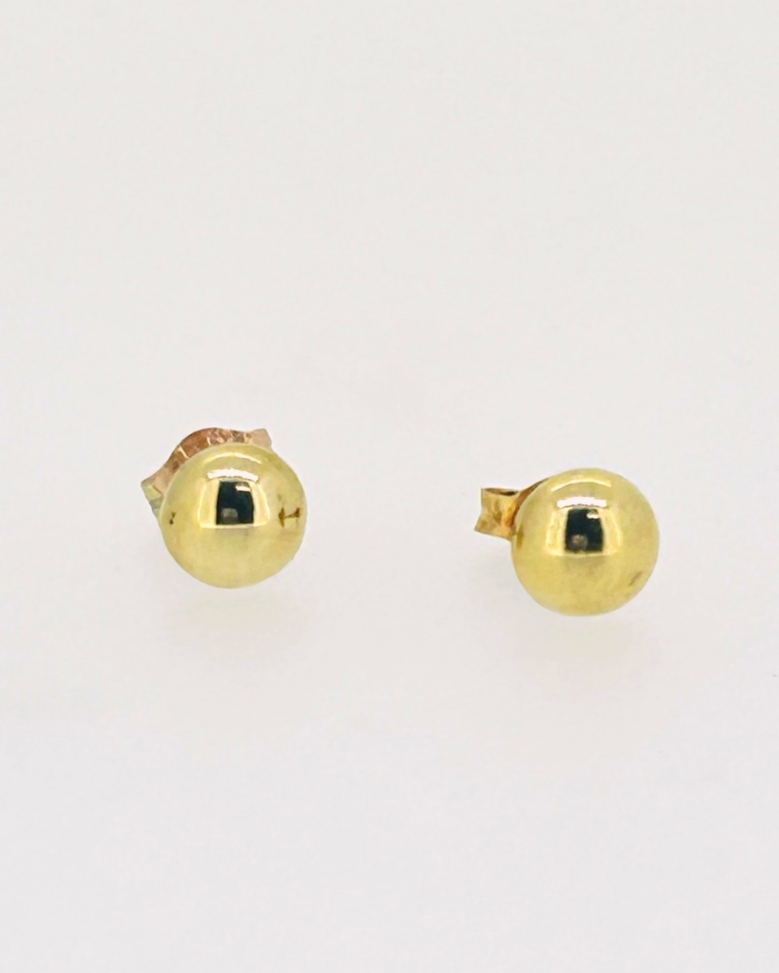 9-carat Yellow Gold 4.7 mm Dome Stud Earrings, Pair of dome stud earrings in yellow gold.