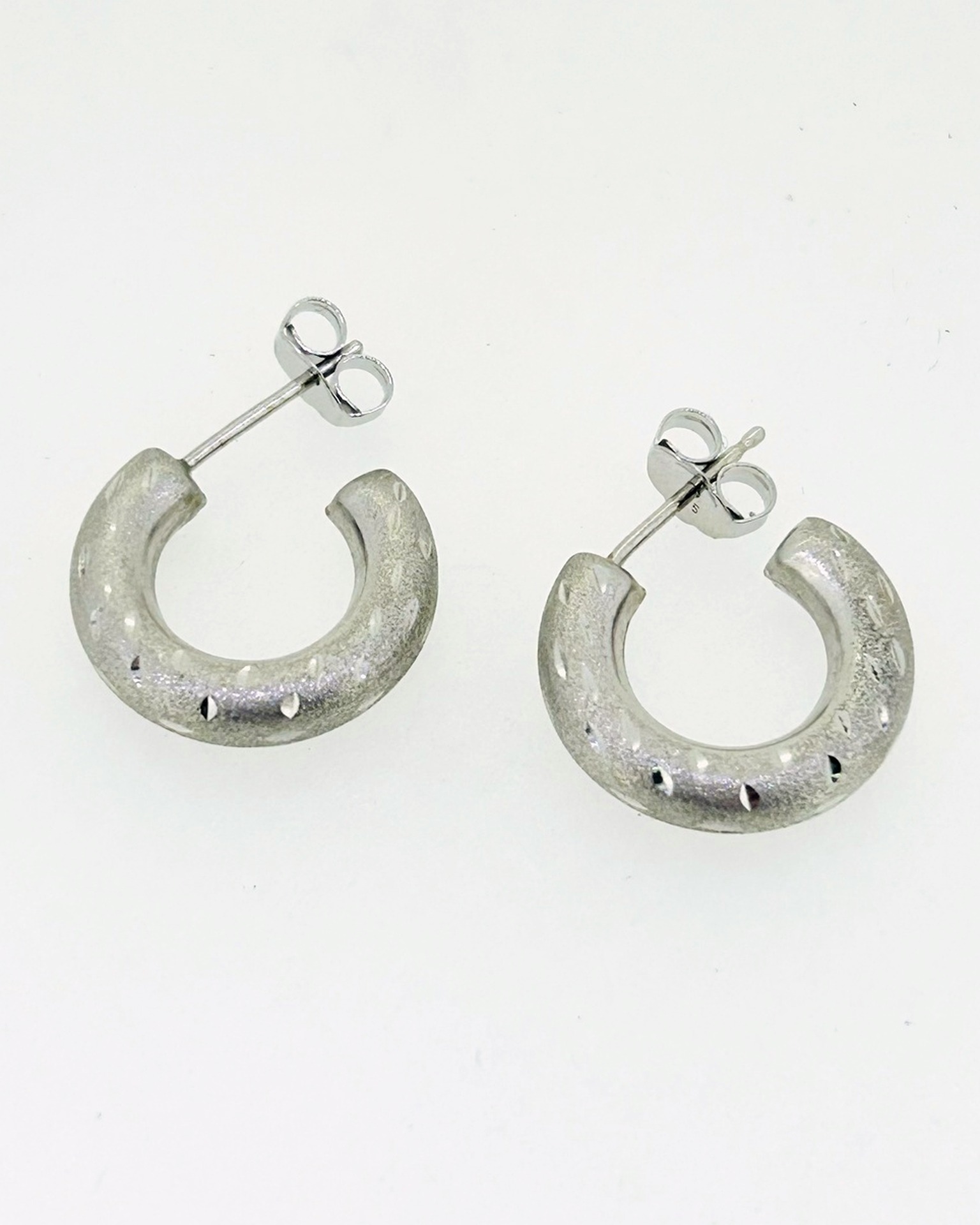 18-carat White Gold Hoop Earrings with Post, Hoop earrings with post fastening.
