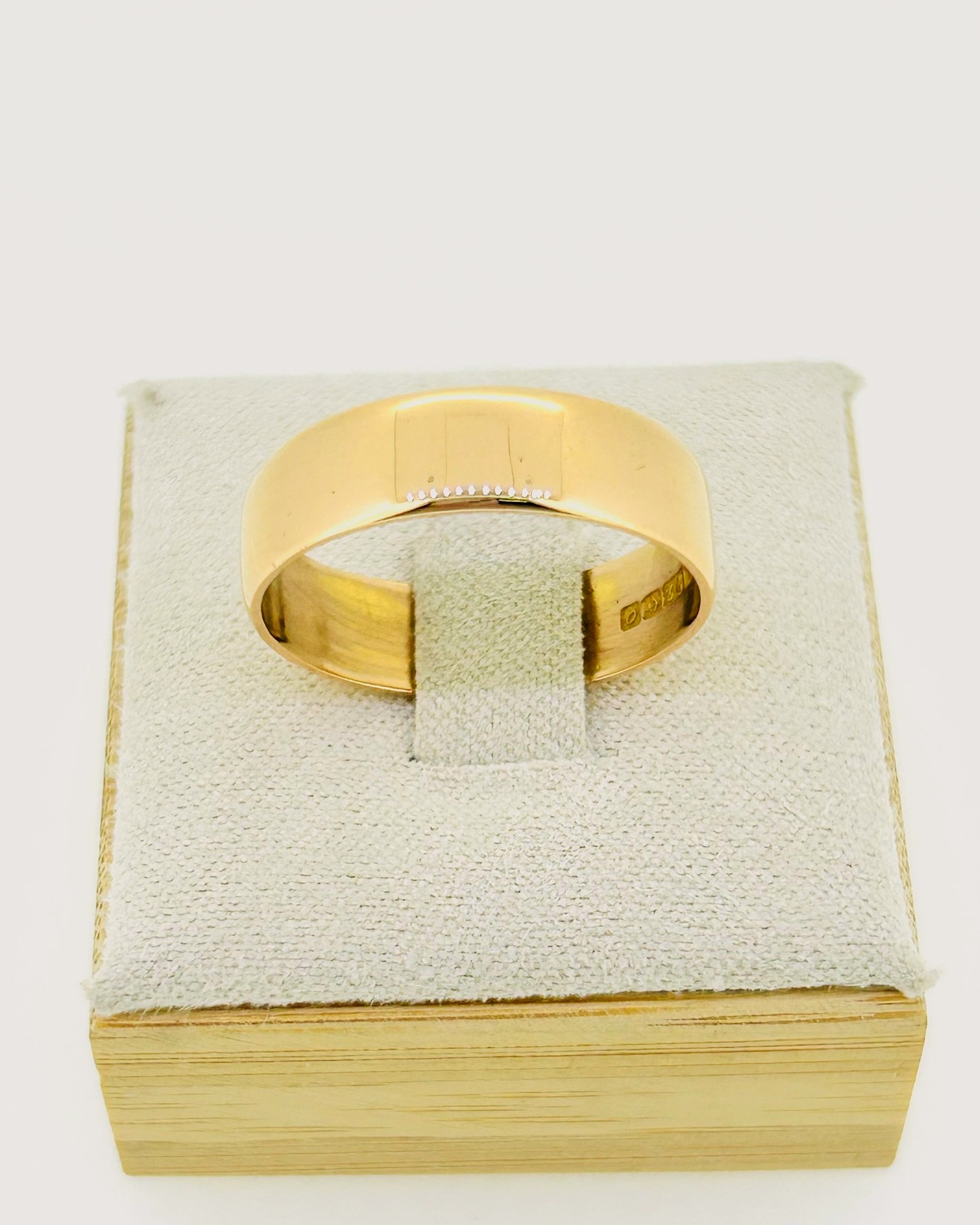 22-carat Yellow Gold Wedder Ring, Plain yellow gold wedder ring. Weight: 5 g.