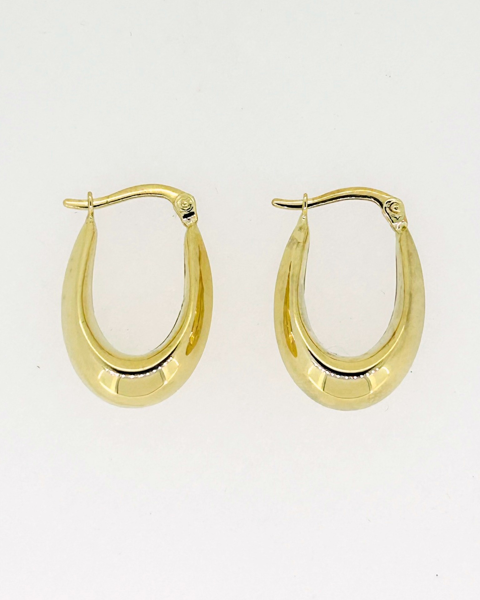 9-carat Yellow Gold Oval Bulbus Hoop Earrings, Oval bulbus hoop earrings in yellow gold. 15 x 7.3 mm.