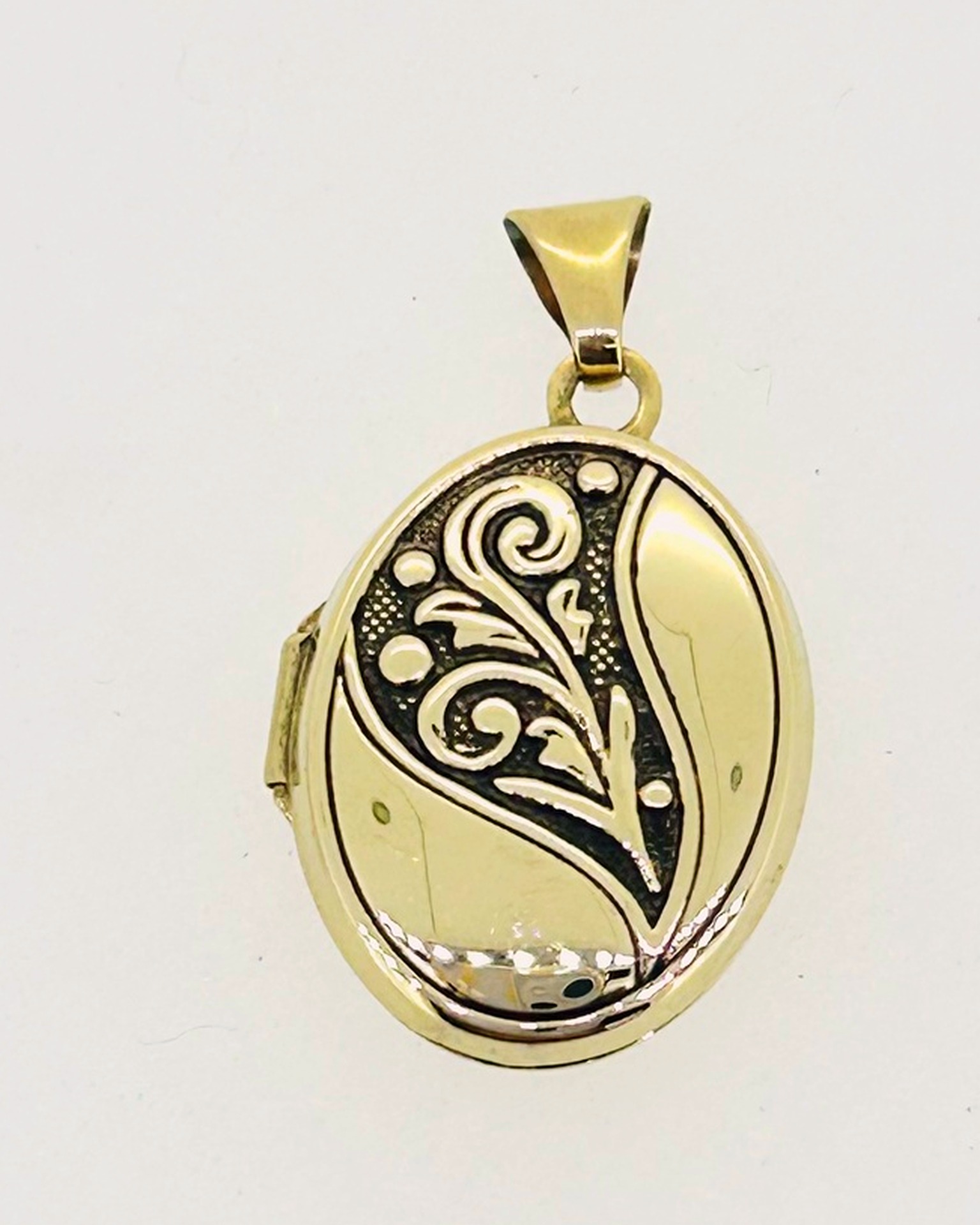 9-carat Yellow Gold Small Embossed Locket, An oval embossed locket in yellow gold. Weight: 1.1 g.