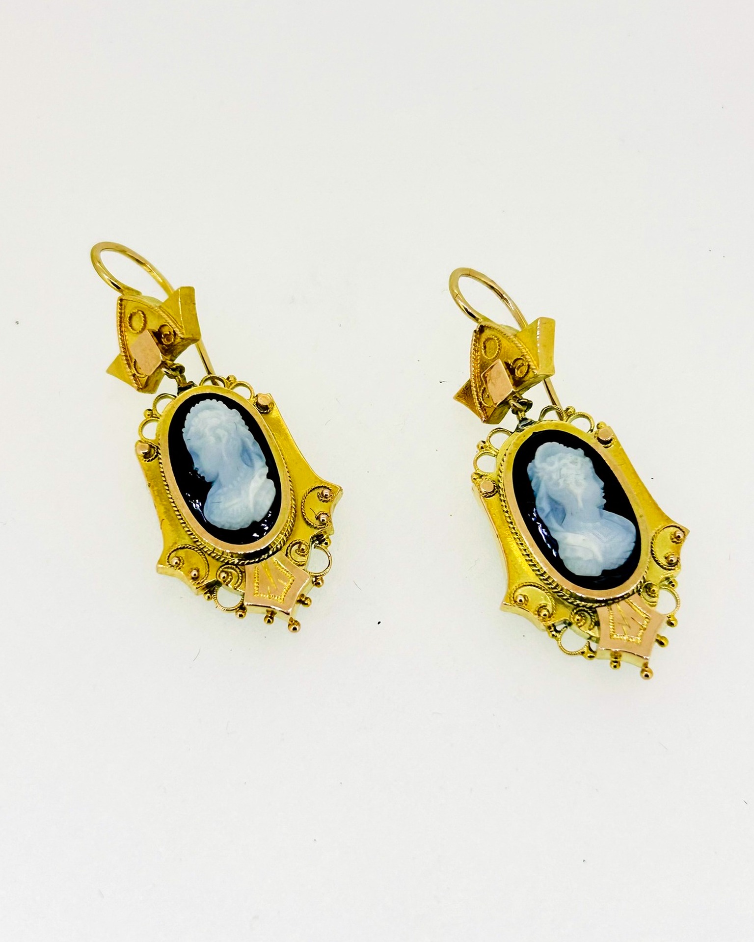 15-carat yellow gold Etruscan Revival drop earrings, Antique drop earrings in yellow gold featuring hardstone cameo circa 1850-1880