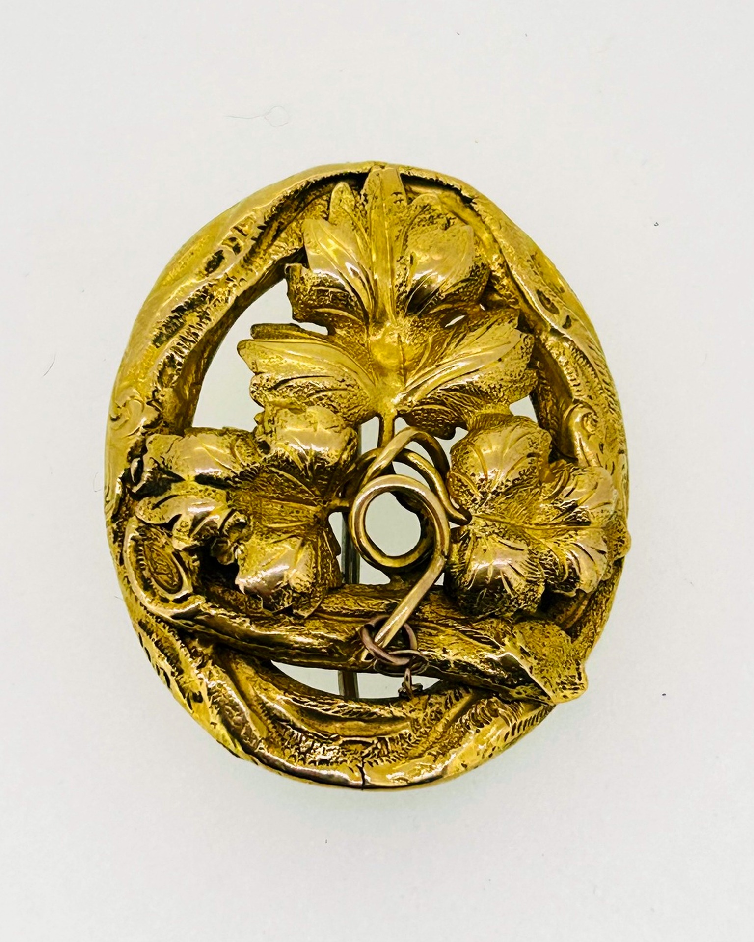 Goldfields Brooch 5.8g, Antique 15ct YG mid century brooch featuring leaf motif