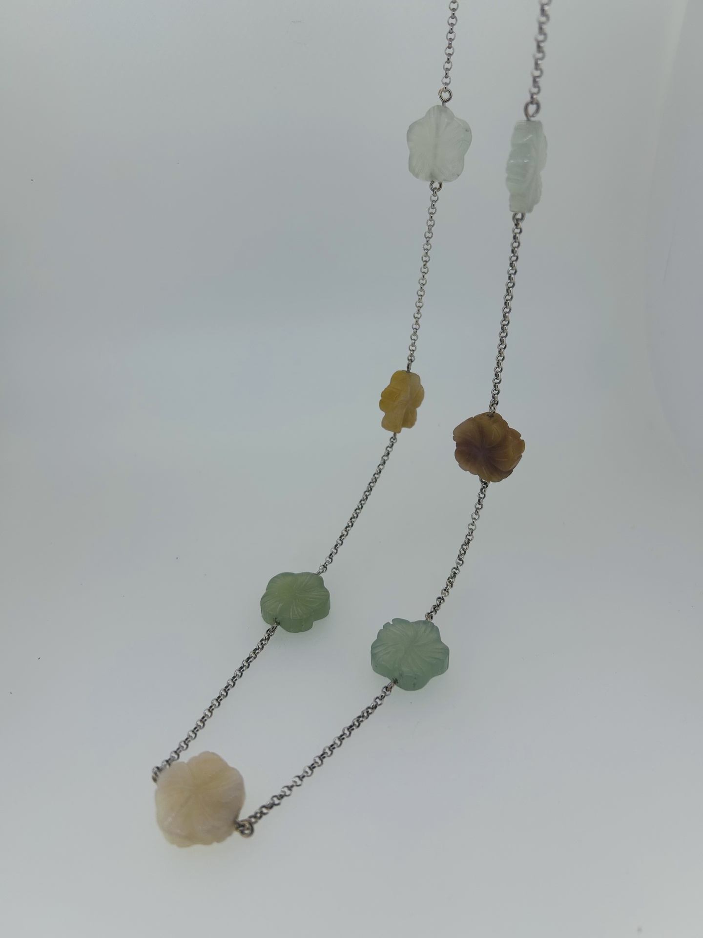 Silver chain with quartz flower links, 100 cm, Silver chain with carved quartz flowers. 100 cm.