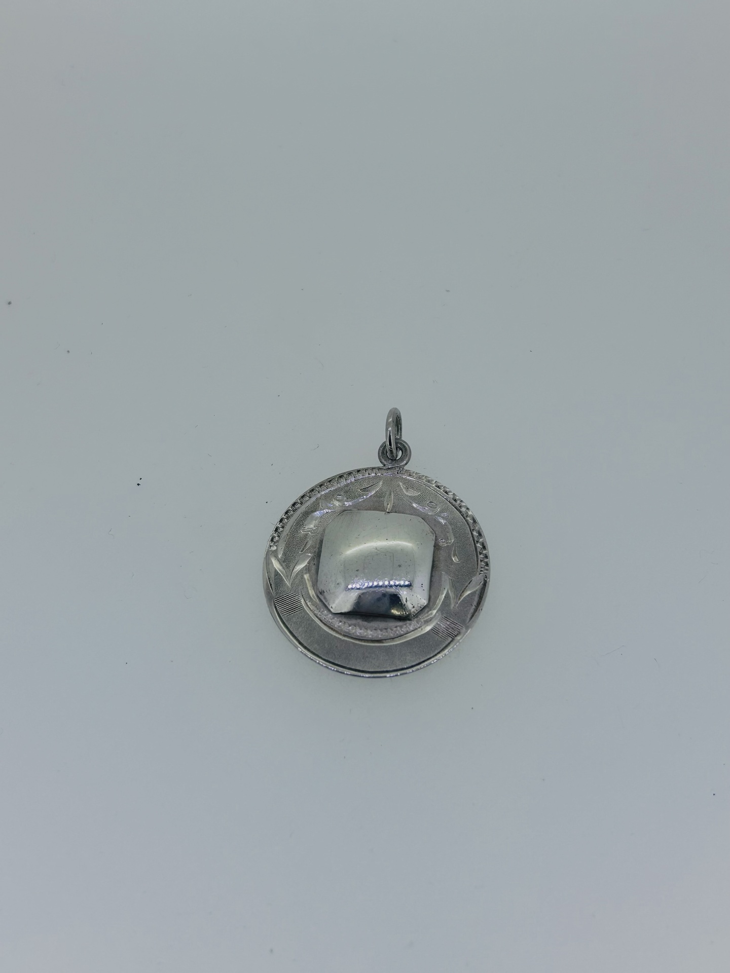 Silver vintage medal pendant, Round silver vintage-style medal pendant.
