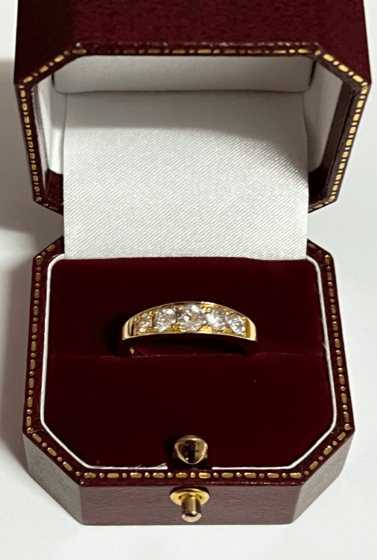 A Modern Heirloom in 18ct Yellow Gold, A Reclaimed-Diamond Ring in 18ct Yellow Gold