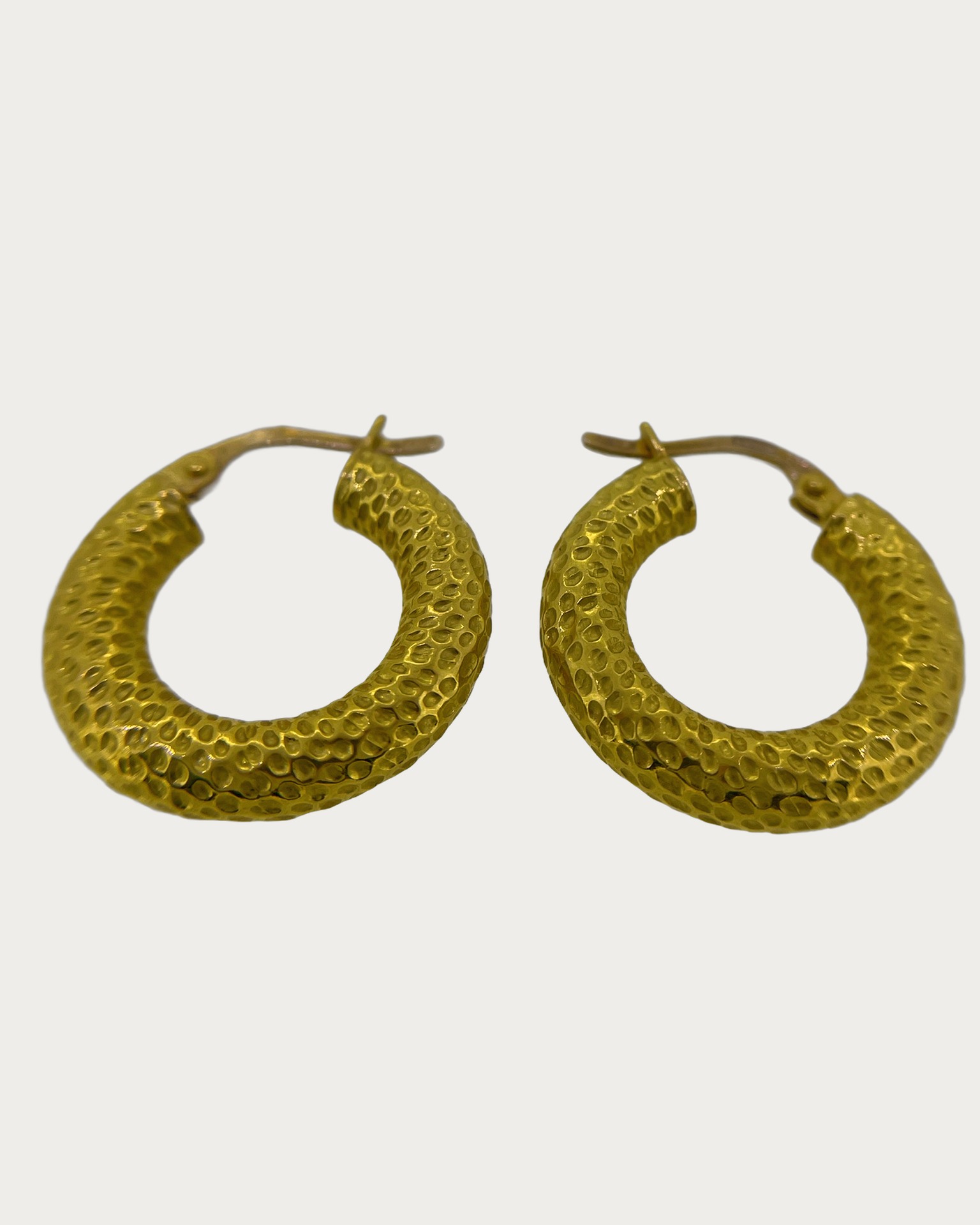 18-carat Yellow Gold Textured Hoop Earrings, Textured hoop earrings in 18-carat Yellow Gold. Weight: 2.5 g.