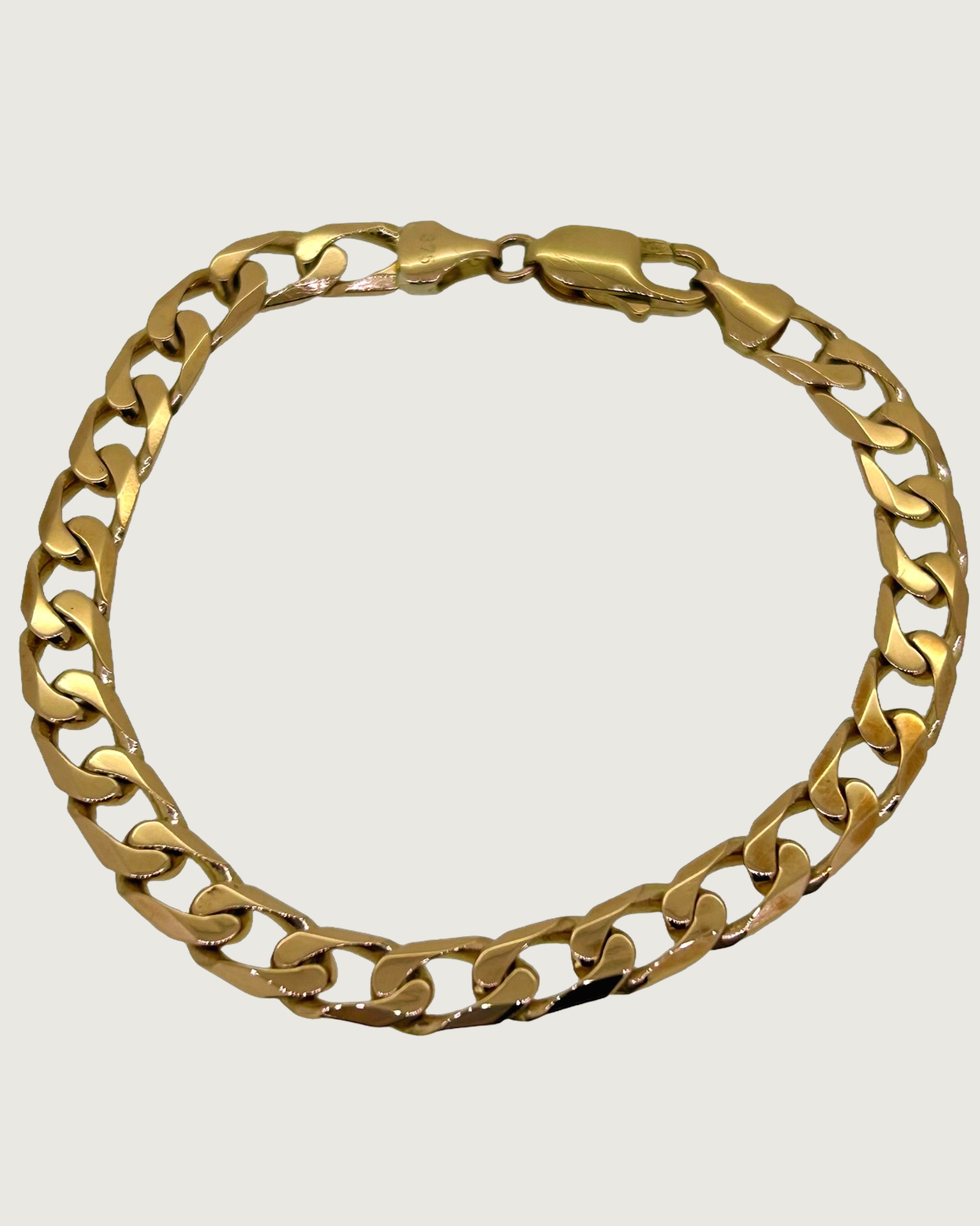 9-carat Yellow Gold Large Curb Link Bracelet, 20.5 cm. Weight: 14.3 g.
