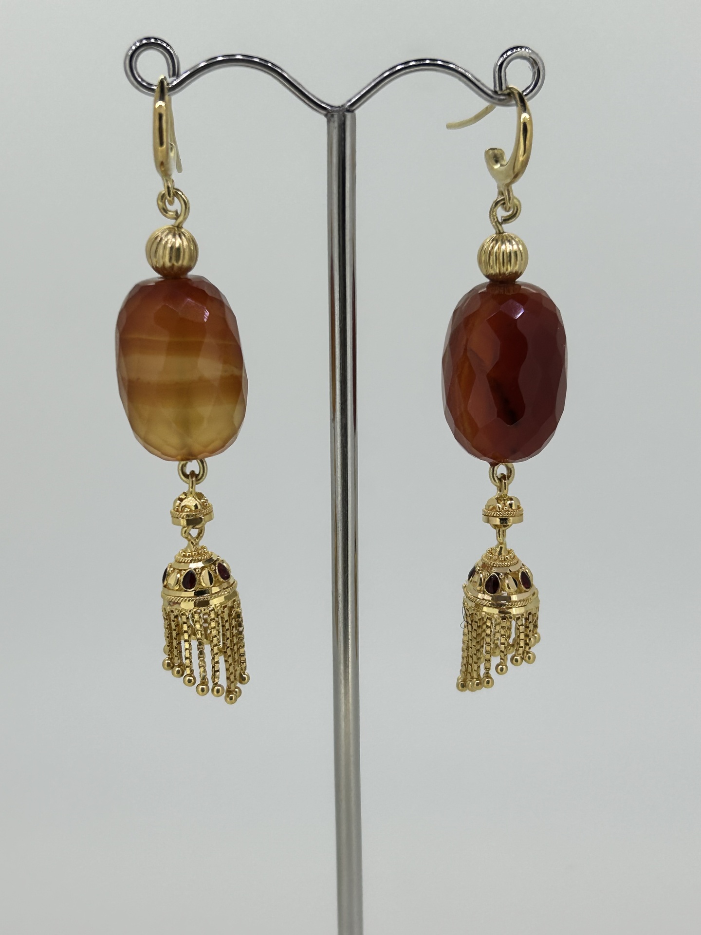 18-carat Yellow Gold Banded Carnelian Drop Earrings, Drop earrings with banded carnelian and tassel details.