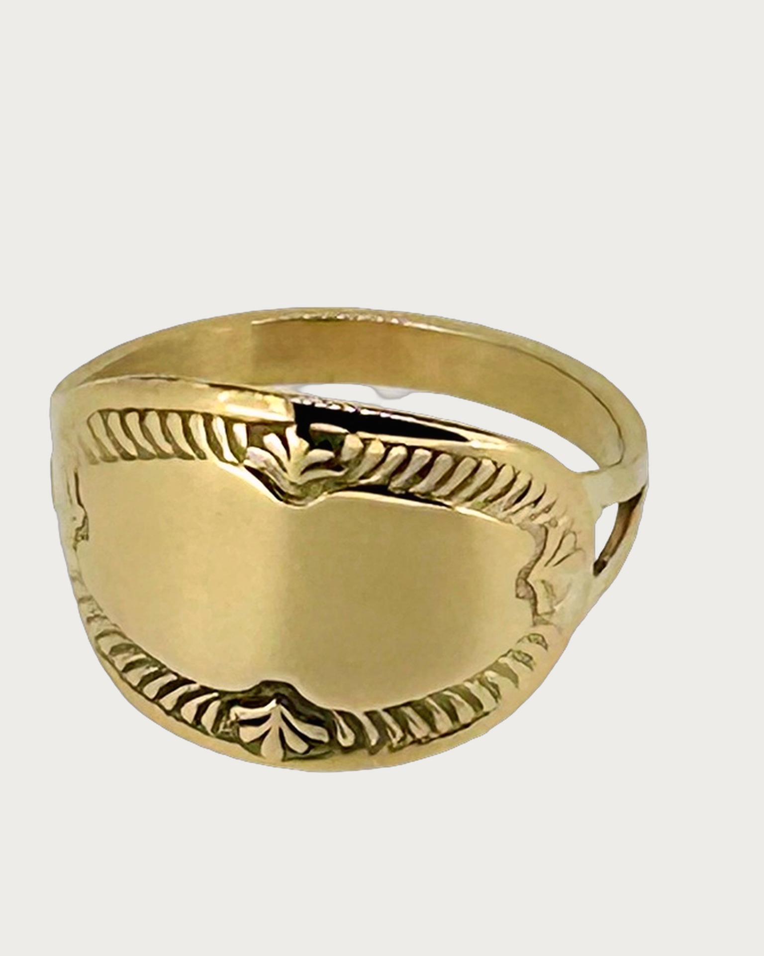 9-carat Yellow Gold Signet Ring, Cufflink-style signet ring in yellow gold. Weight: 3.7 g.