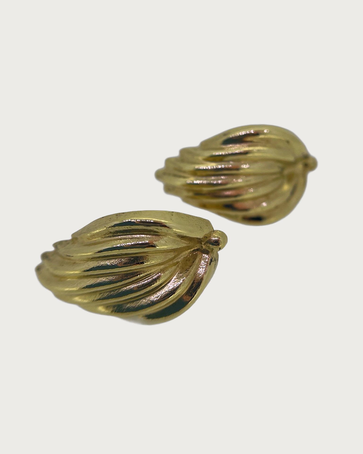 9-carat Yellow Gold Leaf Stud Earrings, Leaf-shaped stud earrings in Yellow Gold.